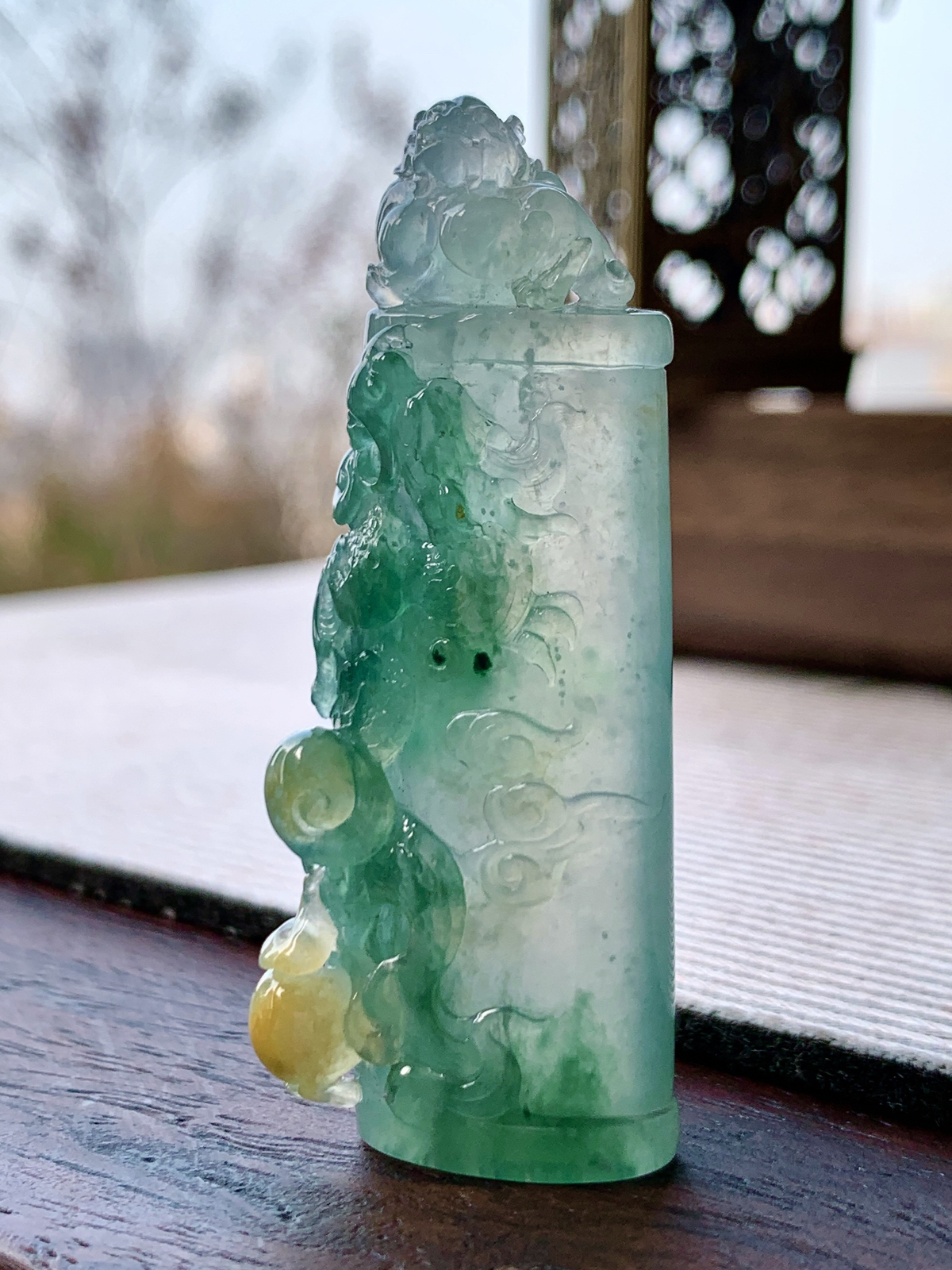 【裸石】️高冰 飘黄翡龙柱飘花生肖龙龙柱貔貅印章
【说明】缅料  性价比高  
【尺寸】55-22-10



· 翠柱藏龙气，襟怀纳百川
· 冰飘黄翡之玉材，融龙柱、貔貅、印章三大吉祥元素于一体，以玉雕工艺雕琢出龙纹蜿蜒、貔貅灵动的造型。将东方传统的瑞兽文化与玉石的自然灵韵结合，打造出兼具观赏、收藏与实用价值的玉雕作品，让瑞气与翠韵共藏于一方玉柱。

· 摆于书房案头，与笔墨纸砚相伴，恰是“瑞印凝翠色，龙貅护文房”，为书斋添一抹雅致的玉韵与祥瑞。