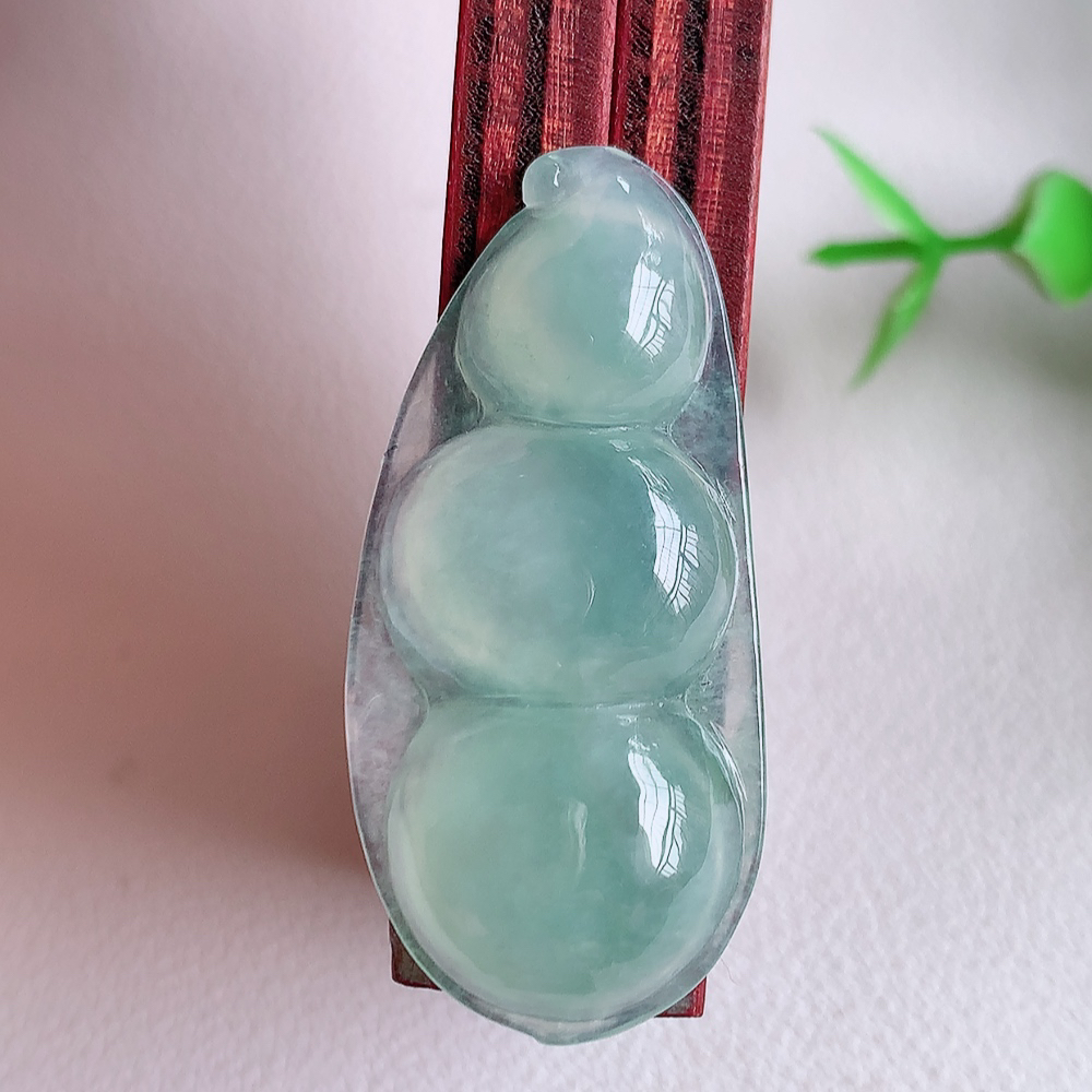 冰润福豆翡翠挂件，老种飘花  冰清玉洁  胶感十足  寓意“四季平安，福气满满”颜色鲜艳，清新自然，饱满通透   W357.11  尺寸：39-18-5.8mm