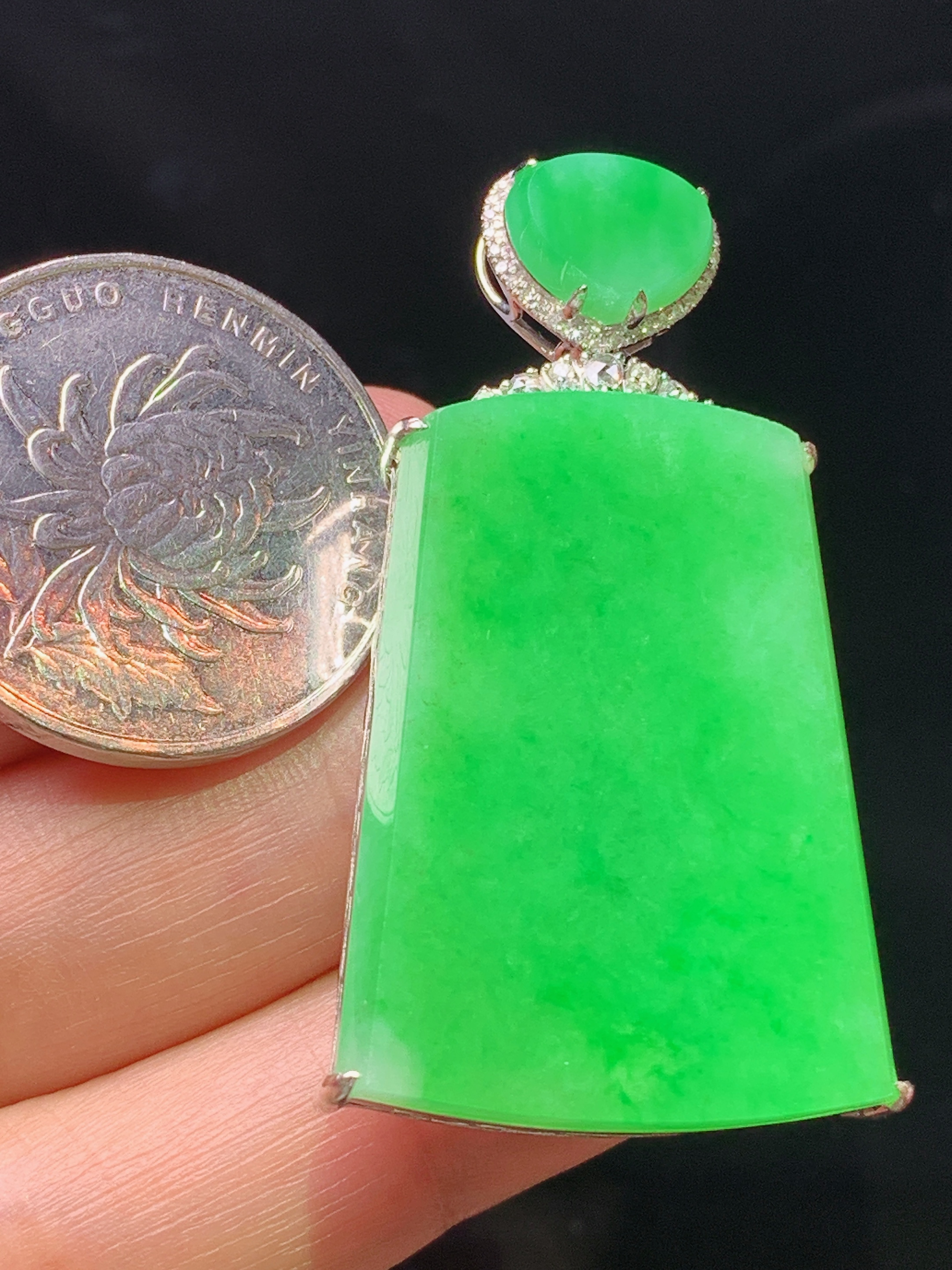 18k金钻镶嵌翠绿无事牌吊坠 玉质细腻 色泽艳丽清新 水润亮眼 整体尺寸46.5*24.3*9.5j2