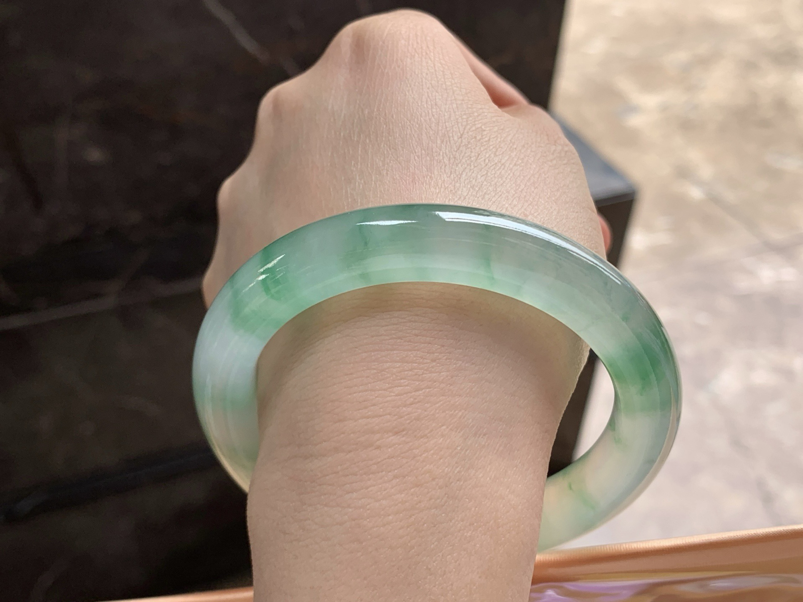 58.5-11.3

冰种绿花圆条手镯^_^种老 飘花好看