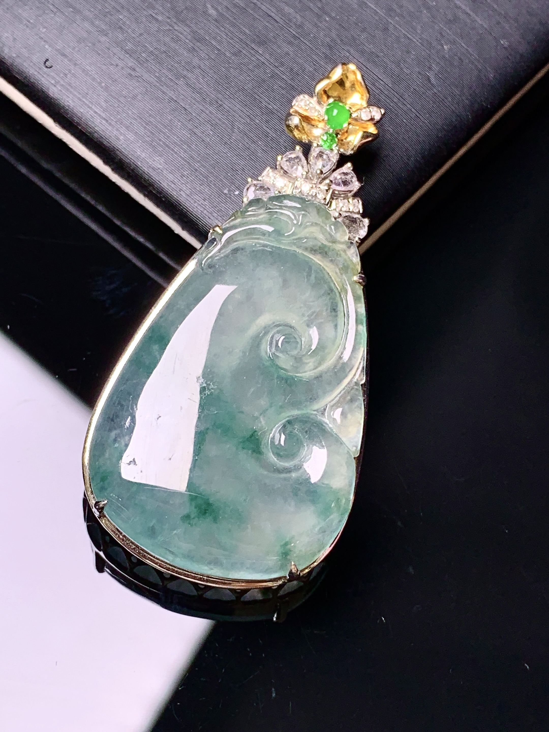 18k金钻镶嵌冰种如意吊坠 玉质细腻 色泽艳丽清新 水润亮眼 整体尺寸41.5*20.3*7.5yz