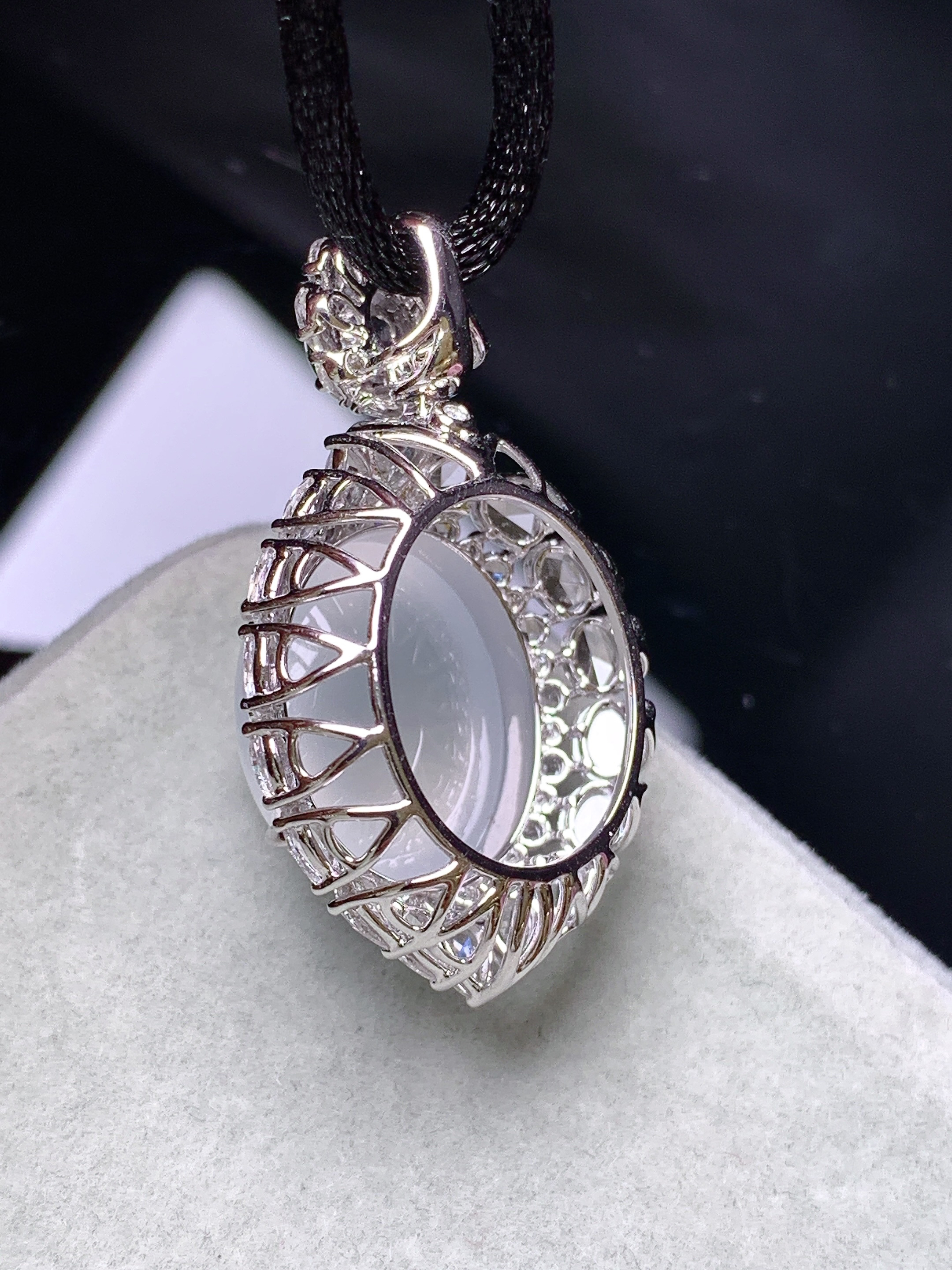 18k金钻镶嵌冰种蛋面吊坠 玉质细腻 色泽艳丽清新 水润亮眼 整体尺寸34*20*15.5k2