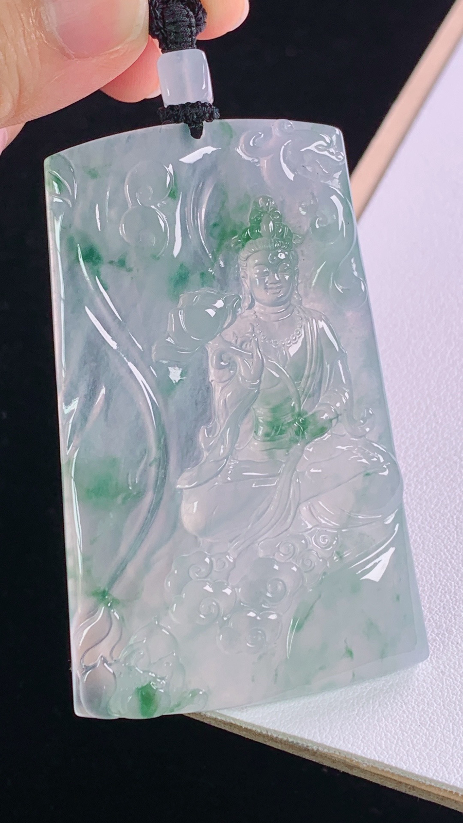 冰飘花大势至菩萨
花色灵动，冰清玉洁，
尺寸:76.6-68.6-43.3-5.1mm 9