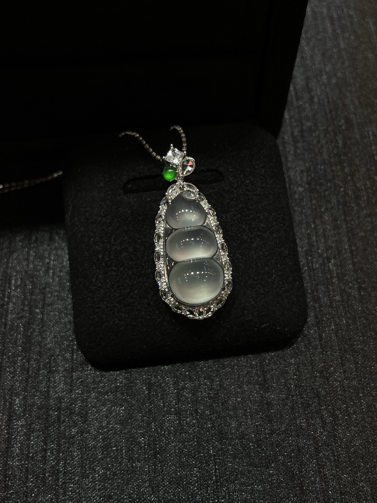 高冰 起光 福豆吊坠 超饱满 又纯净

18k金镶嵌