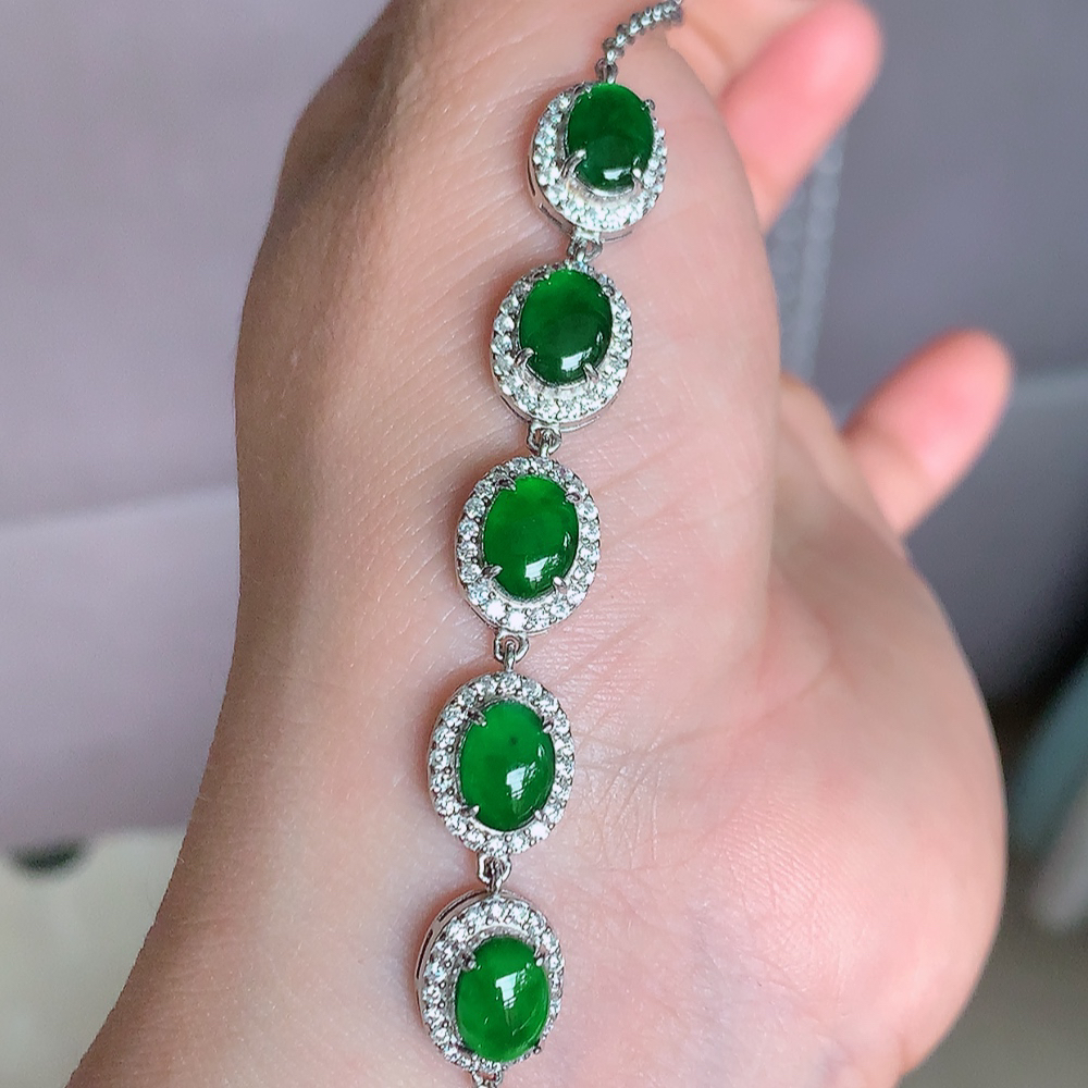 冰润翡翠蛋面手链，水水润润，珠圆玉润，颜色鲜艳，妙明清净，清秀高雅，佩戴效果优雅迷人！性价比超值 W481.11取一尺寸：11-9.2-6mm    裸石尺寸大： 8-6mm