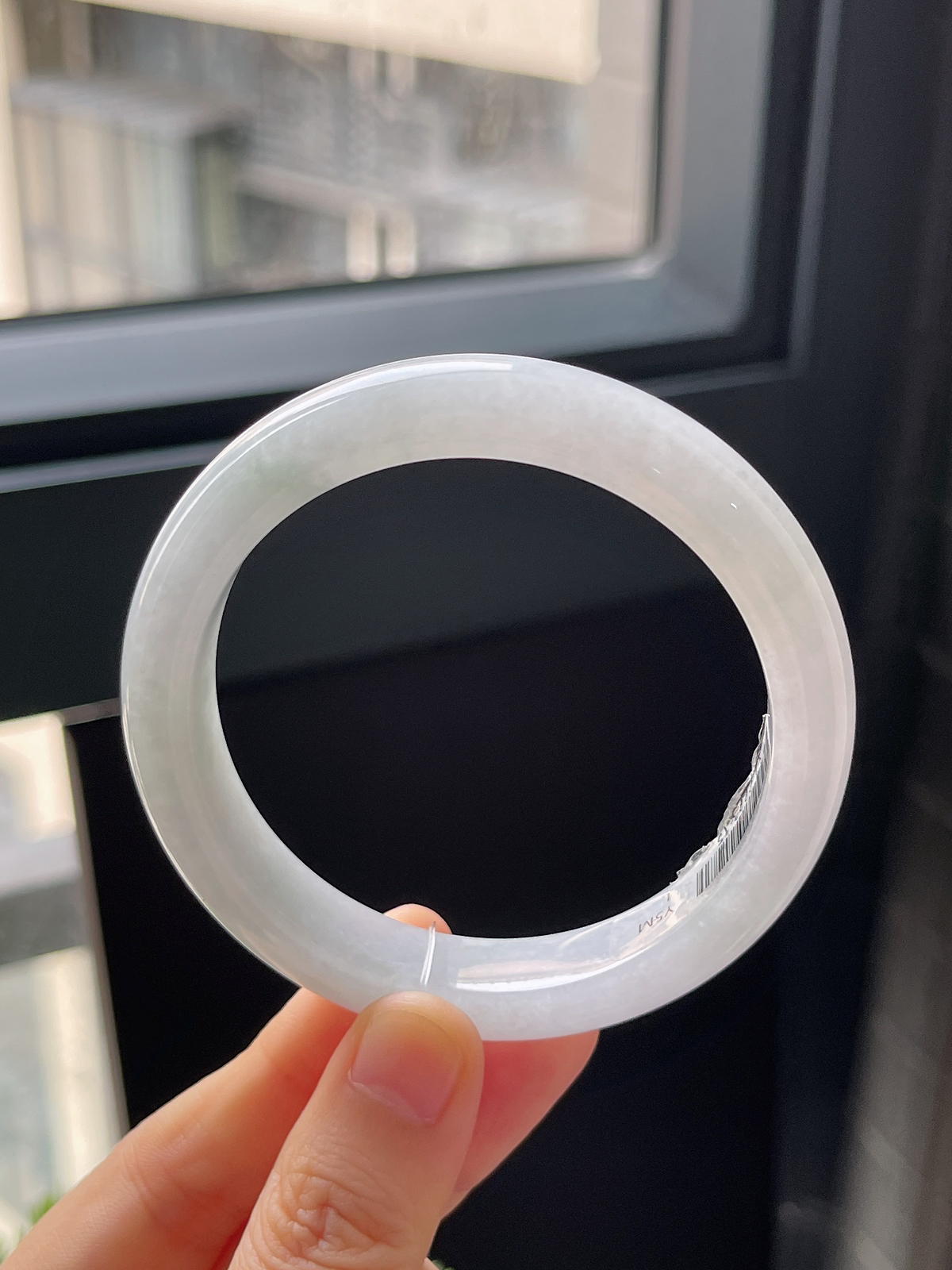 正圈56.8圈口，翡翠冰糯种淡绿色手镯