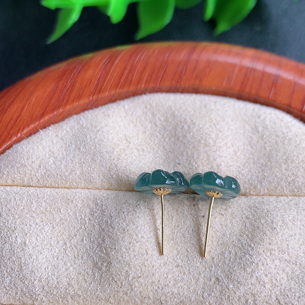 18k金冰晴水翡翠耳钉，自然光实拍，翠色灵动，颜色漂亮，种老水足，品相佳，佩戴佳品！W357.11  取一整体尺寸：7.8-2.5mm
