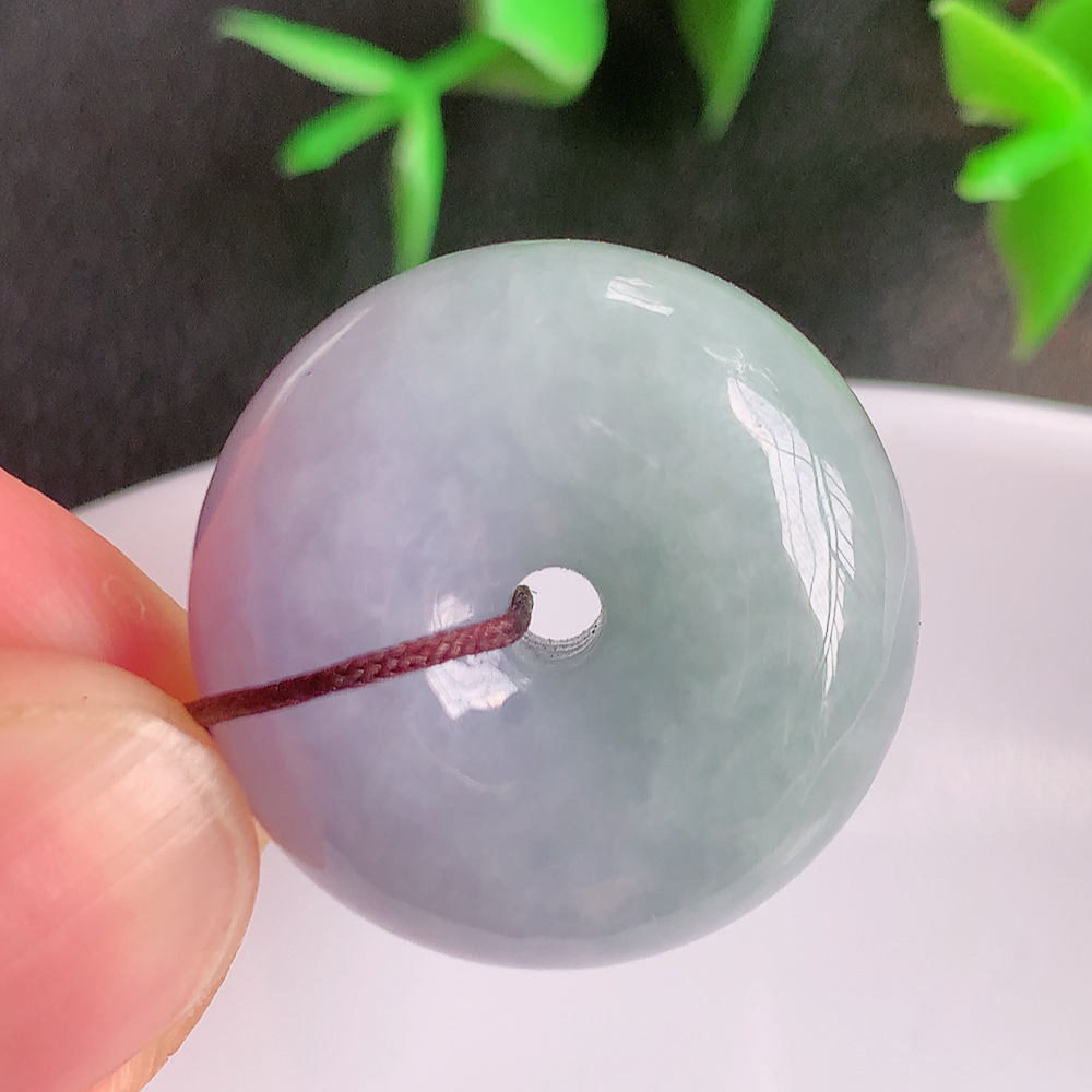 冰润紫罗兰平安扣吊坠，厚装饱满，冰润剔透，细腻水足，种质润泽，飘花灵动，佩戴优雅大气，W42.11   尺寸：23.8-13mm