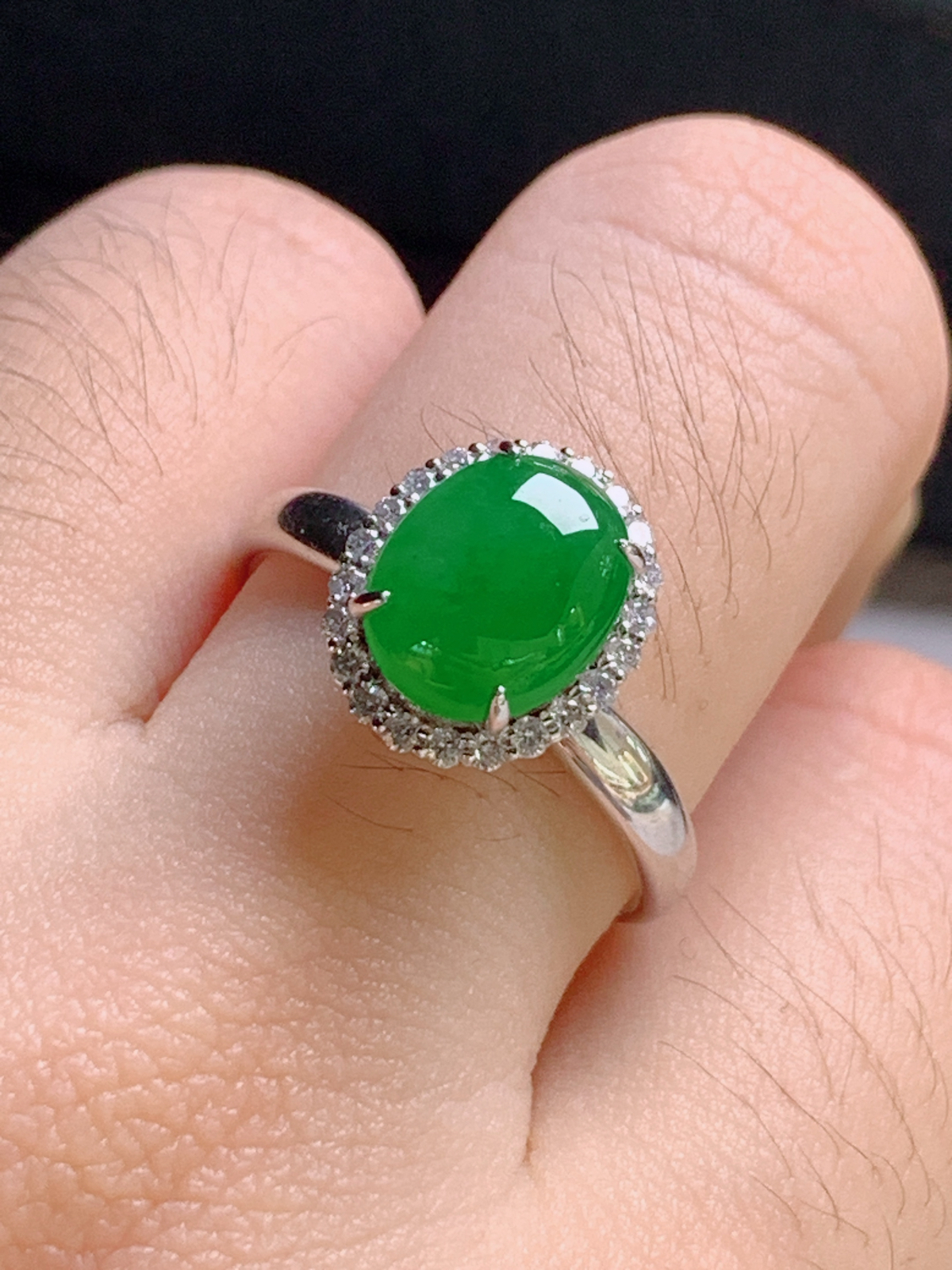 冰阳绿旦面戒指，色阳水润
裸石9.5-7.7-3.6
圈口14