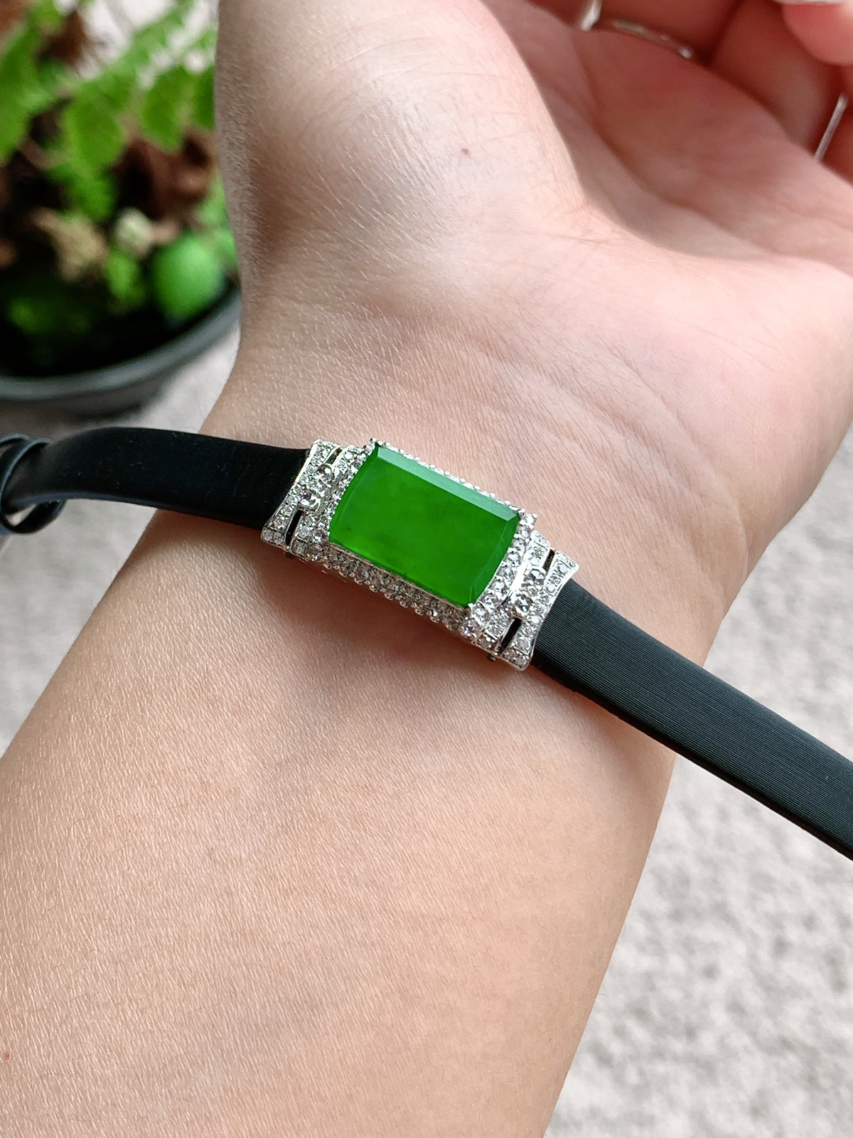 【镶嵌】🫧高冰阳绿无事牌满绿无事牌手牌手表款
【说明】缅料 18k金镶嵌 性价比高  
【整体】24.3-12.4-7.2
【裸石】14-9.6-1