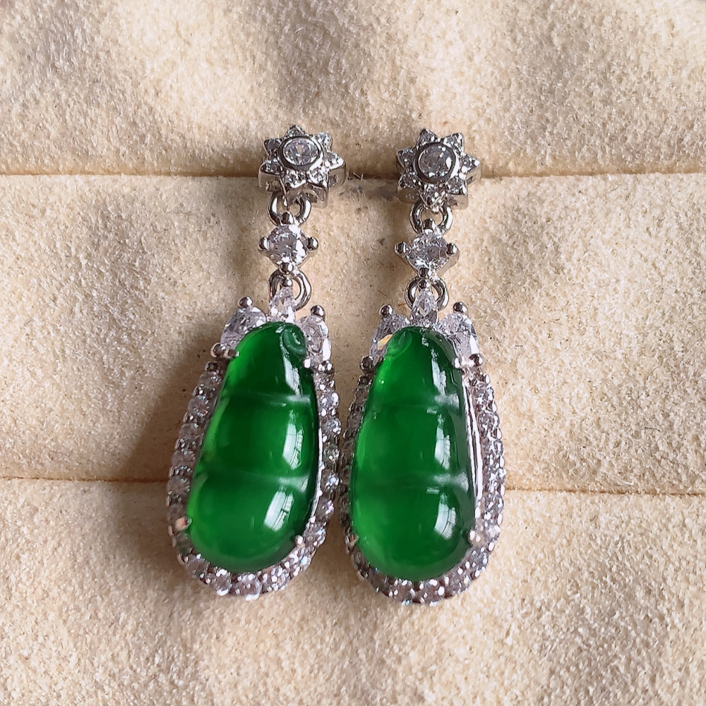 冰满绿翡翠925银镶嵌福豆耳坠，自然光实拍，翠色灵动，颜色漂亮，种老水足，品相佳，佩戴佳品！W481.11  取一整体尺寸：24.5-8.8-6.3mm  裸石尺寸：13-6.8mm