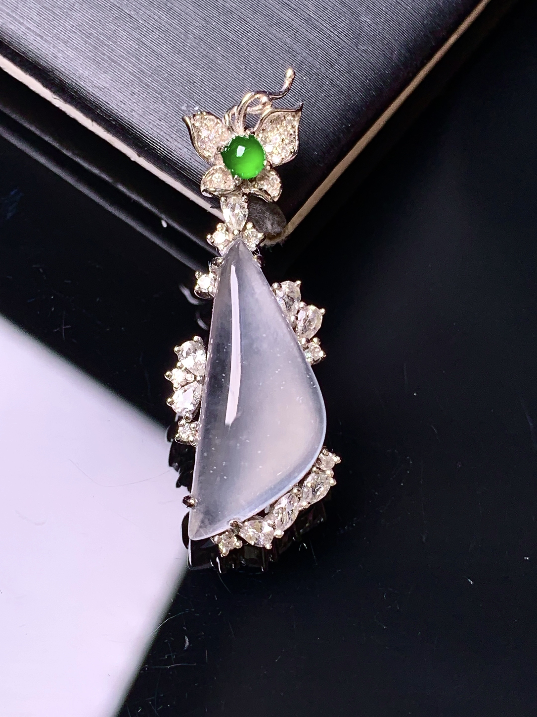 18k金钻镶嵌冰种随形吊坠 玉质细腻 色泽艳丽清新 水润亮眼 整体尺寸32.5*10.8*5.8c5