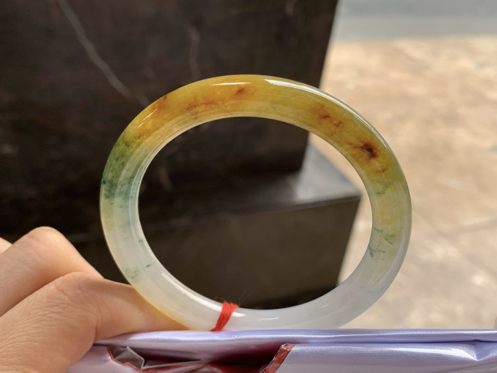 53-10

黄翡圆条手镯^_^鲜艳