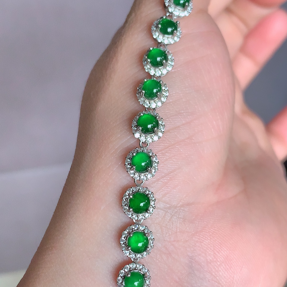 冰润翡翠蛋面手链，水水润润，珠圆玉润，颜色鲜艳，妙明清净，清秀高雅，佩戴效果优雅迷人！性价比超值 W481.11取一尺寸：7-5.2mm    裸石尺寸大：4.5mm