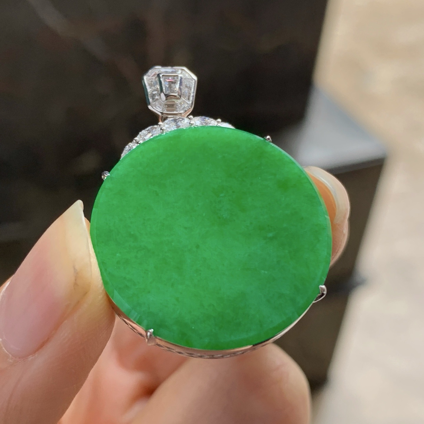 金钻镶嵌辣绿色圆牌^_^鲜艳