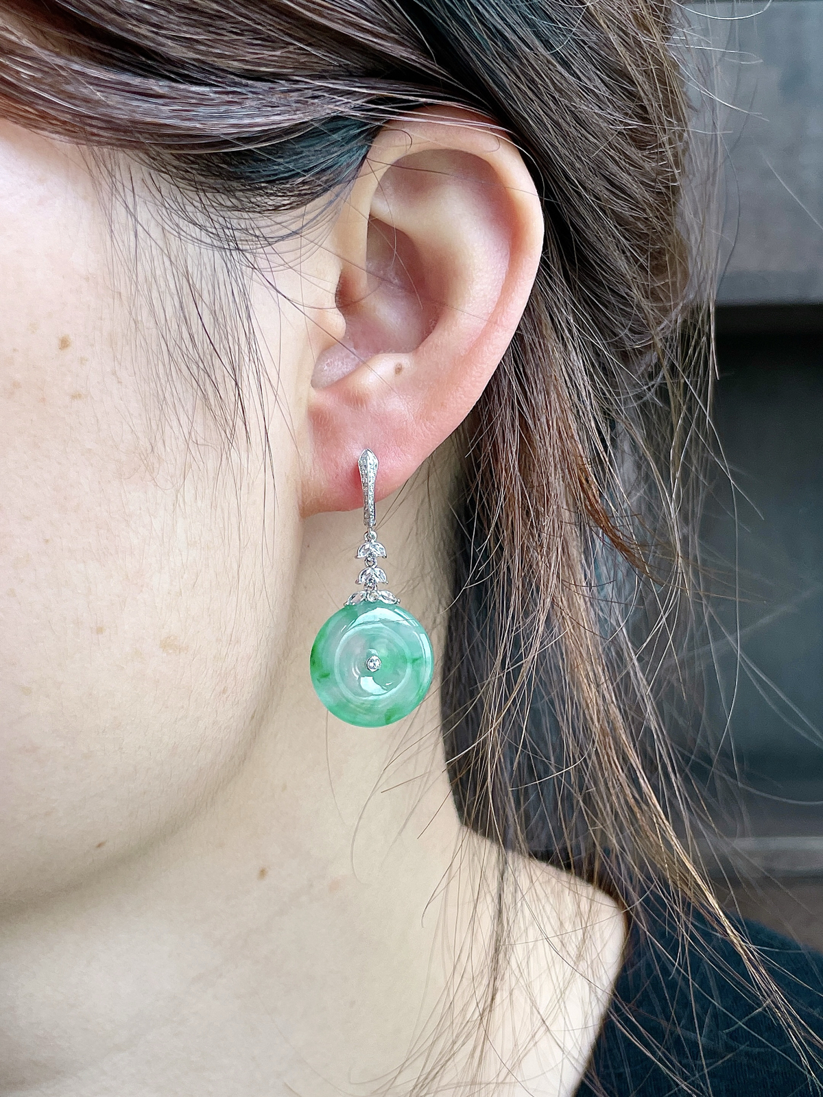 【镶嵌】高冰飘绿花平安扣耳坠 
【说明】缅料 18k金镶嵌 性价比高 飘花
【整体】39.4
【裸石】17.2-3.6