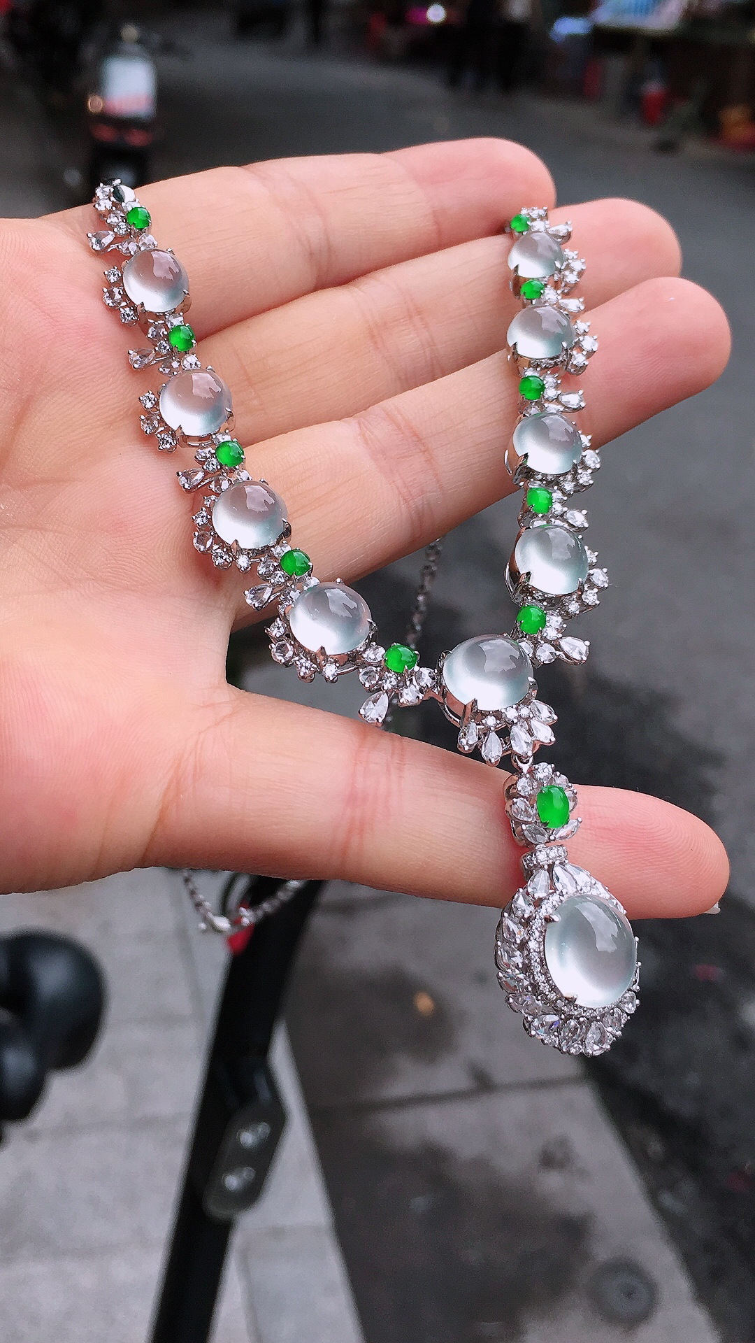 玻璃种蛋面晚装项链，玉质细腻，荧光感超
强，饱满圆润，尽显优雅气质，18k
金豪华镶嵌