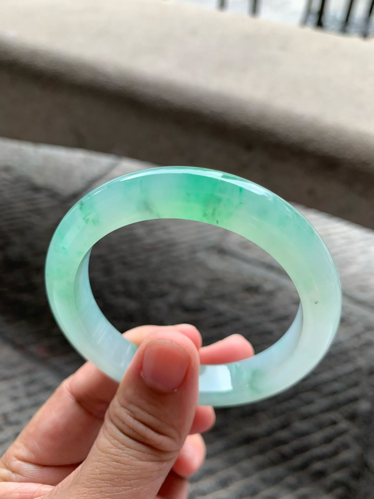 飘绿花正圈手镯尺寸56*11*9 老种通透，纯净细腻，胶润无比，颜色清新柔和，花色灵动轻盈！