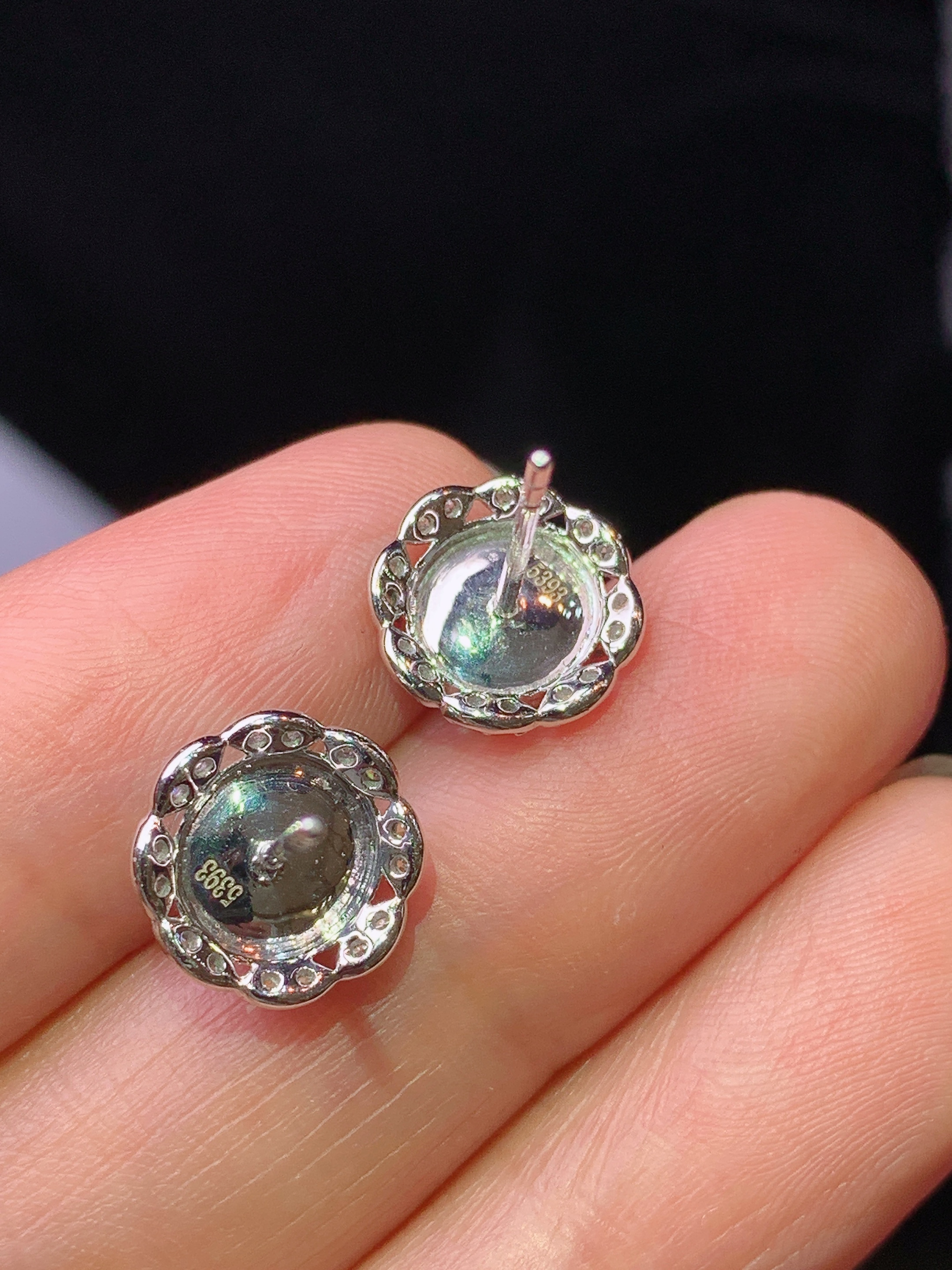 18k金钻镶嵌翠绿蛋面耳钉 玉质细腻 色泽艳丽清新 水润亮眼 整体尺寸10.2*4.2j2