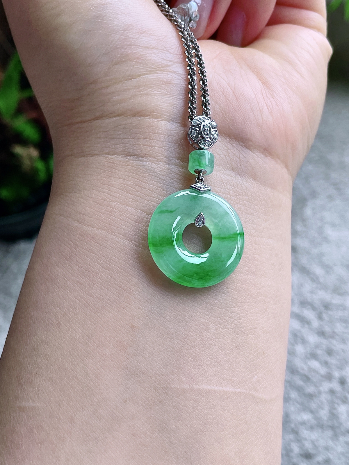 【镶嵌】高冰飘绿花甜甜圈吊坠  
【说明】缅料 18k金镶嵌 性价比高 飘花
【整体】38.7
【裸石】22-3.5