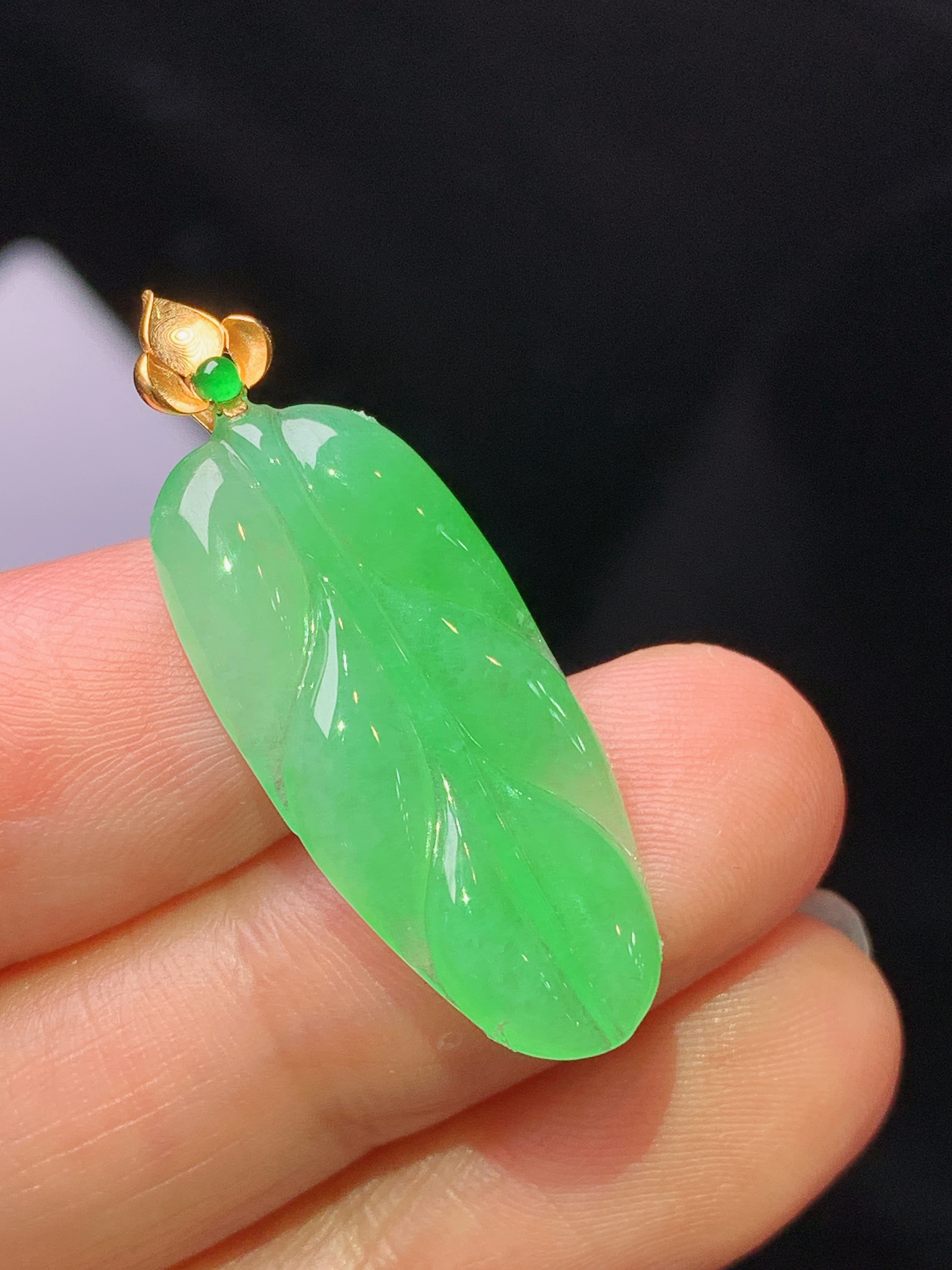 18k金镶嵌翠绿树叶吊坠 玉质细腻 色泽艳丽清新 水润亮眼 整体尺寸33.2*12.8*3.5j2