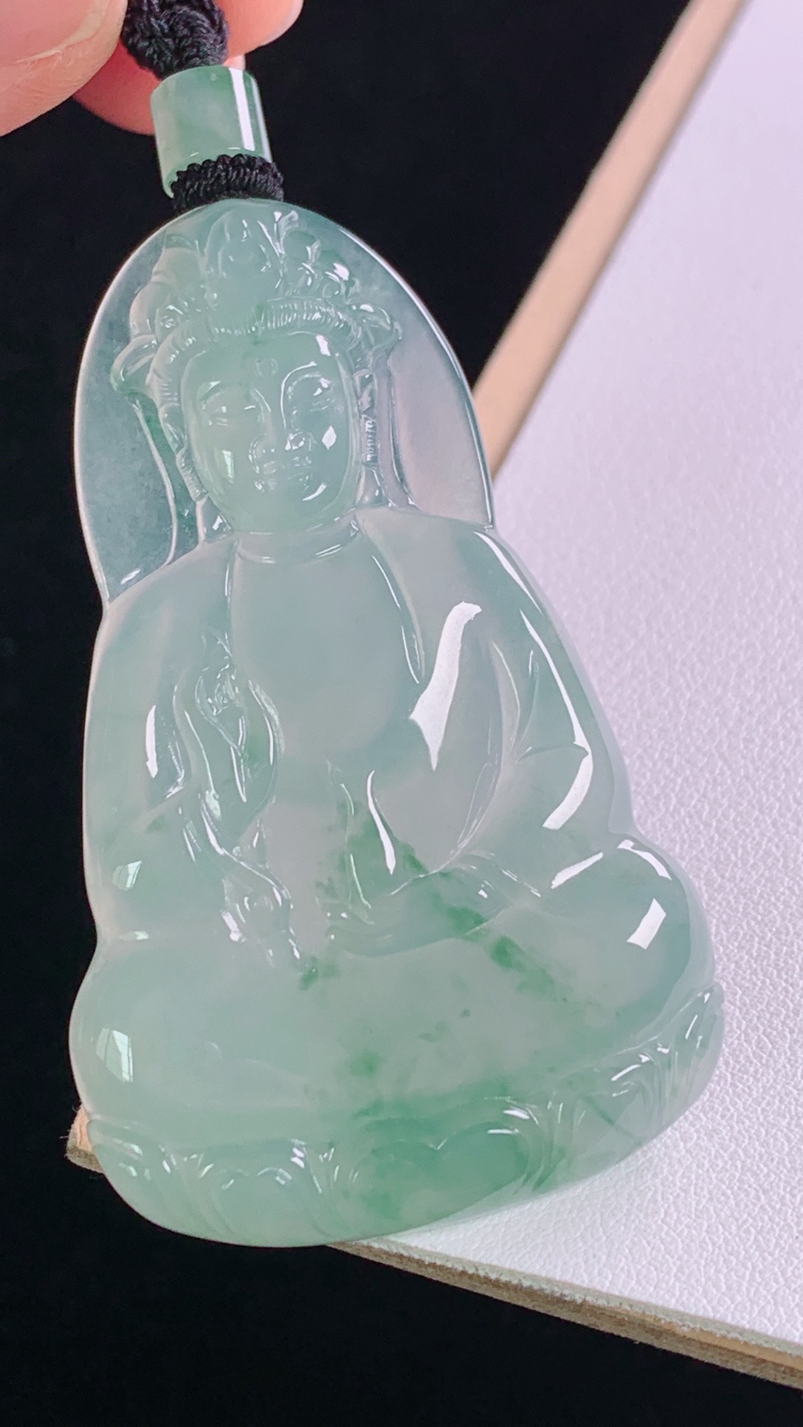 冰飘花观音
花色灵动，水润细腻，
尺寸:68.6-60.1-37.5-5.8mm