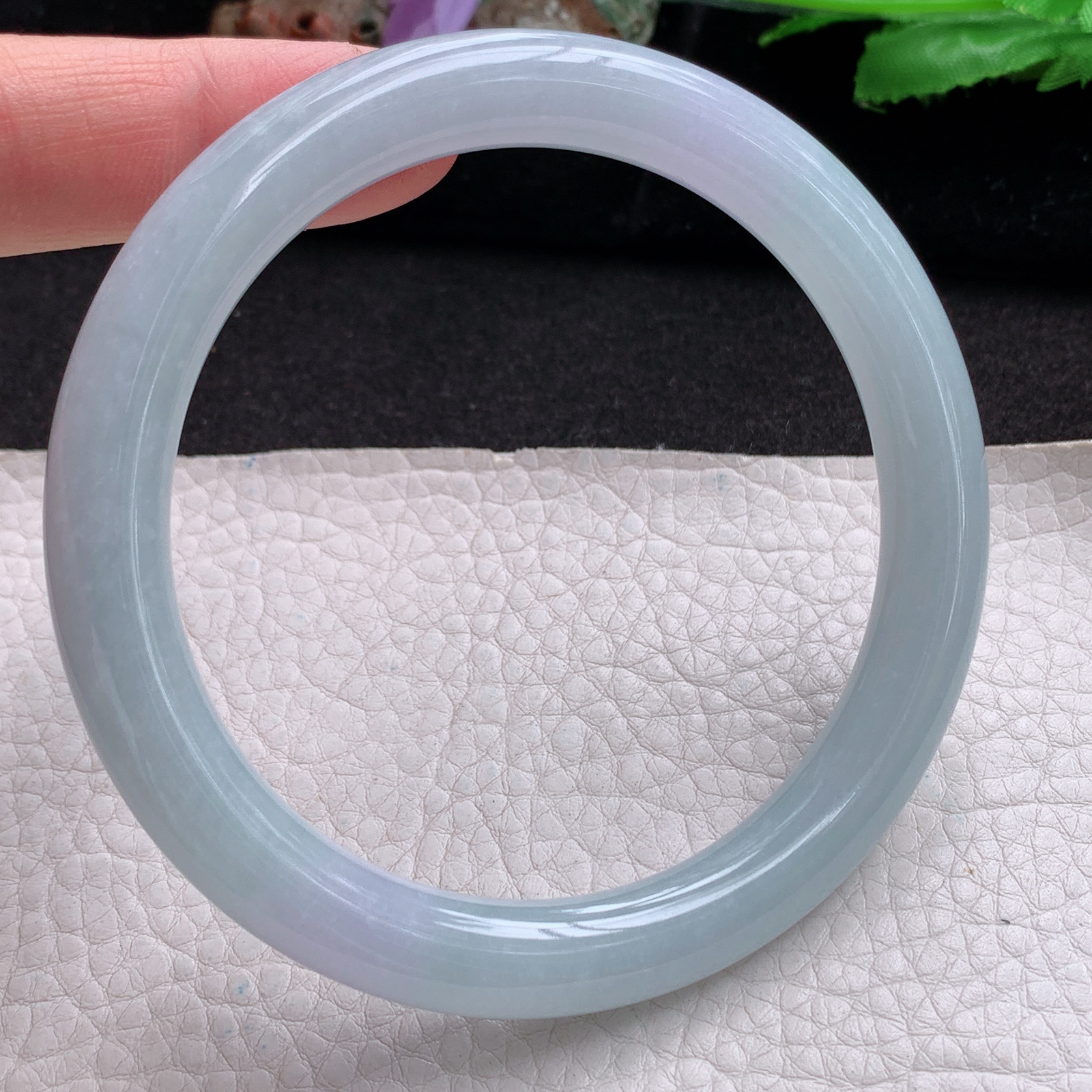 js大圈口64*9.5美人镯 天然翡翠a货手镯浅绿胶感圆条正圈玉镯子