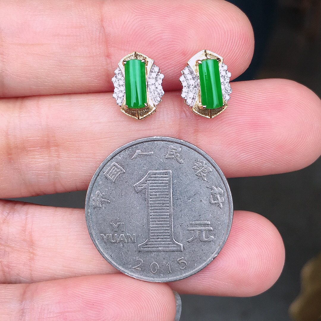 阳绿马鞍耳钉，色泽均匀艳丽，玉质细腻，荧光感超
强，饱满圆润，尽显优雅气质，18k
金豪华镶嵌