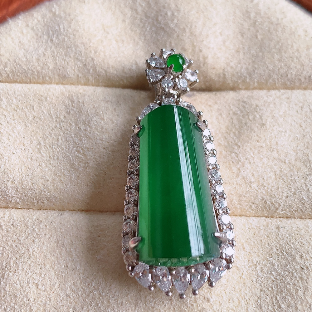 冰润满绿无事牌翡翠吊坠，平平安安，万事如意，沁人心脾，清秀高雅，925银镶 W481.11   整体尺寸：33.5-13.8-11.5mm   裸石尺寸：18.5-9mm