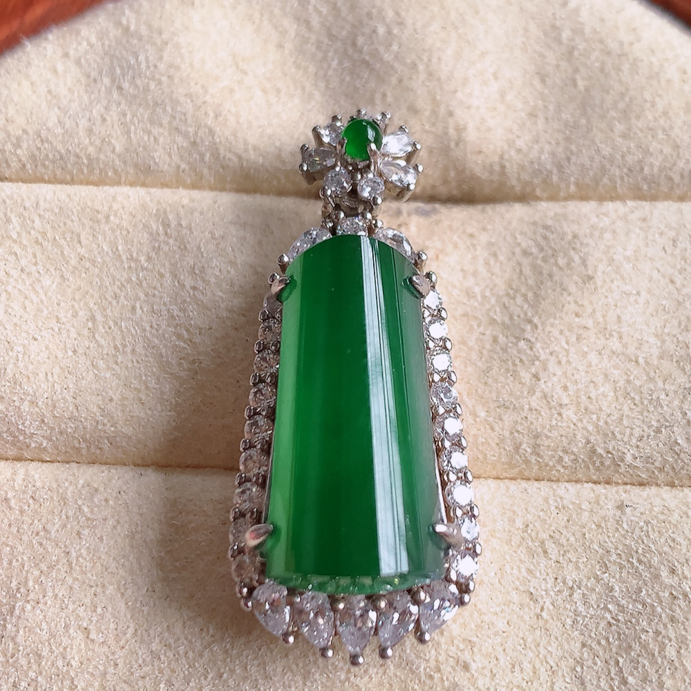 冰润满绿无事牌翡翠吊坠，平平安安，万事如意，沁人心脾，清秀高雅，925银镶 W481.11   整体尺寸：33.5-13.8-11.5mm   裸石尺寸：18.5-9mm