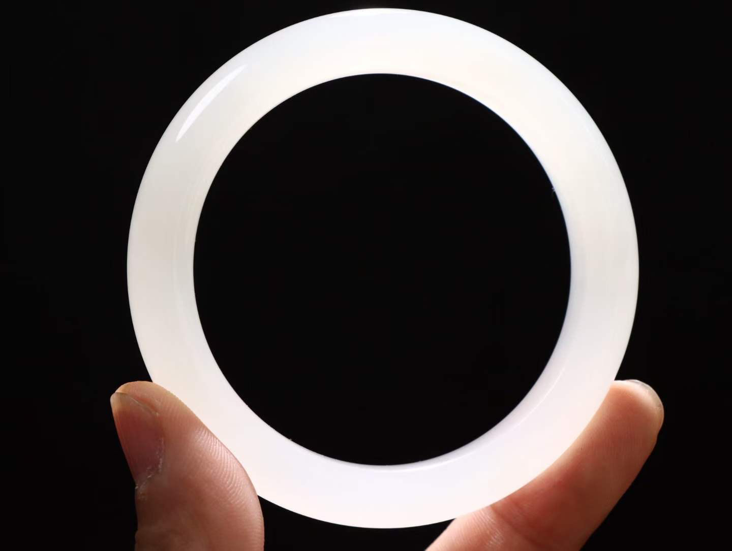 【温柔雅致】

精品和田玉白玉手镯，白冰底质地冰润细腻，色泽高贵典雅，镯型古朴典雅。在诗情画意的雨巷相遇，你是我腕间的一抹风情，有你眸有深情，清风荡漾湖间静水，我愿俯身低眉，在烟波涟漪处，寻你深情倩影。重54.3克内径圈口57mm尺寸57-11.5-9mm FSO26248038218