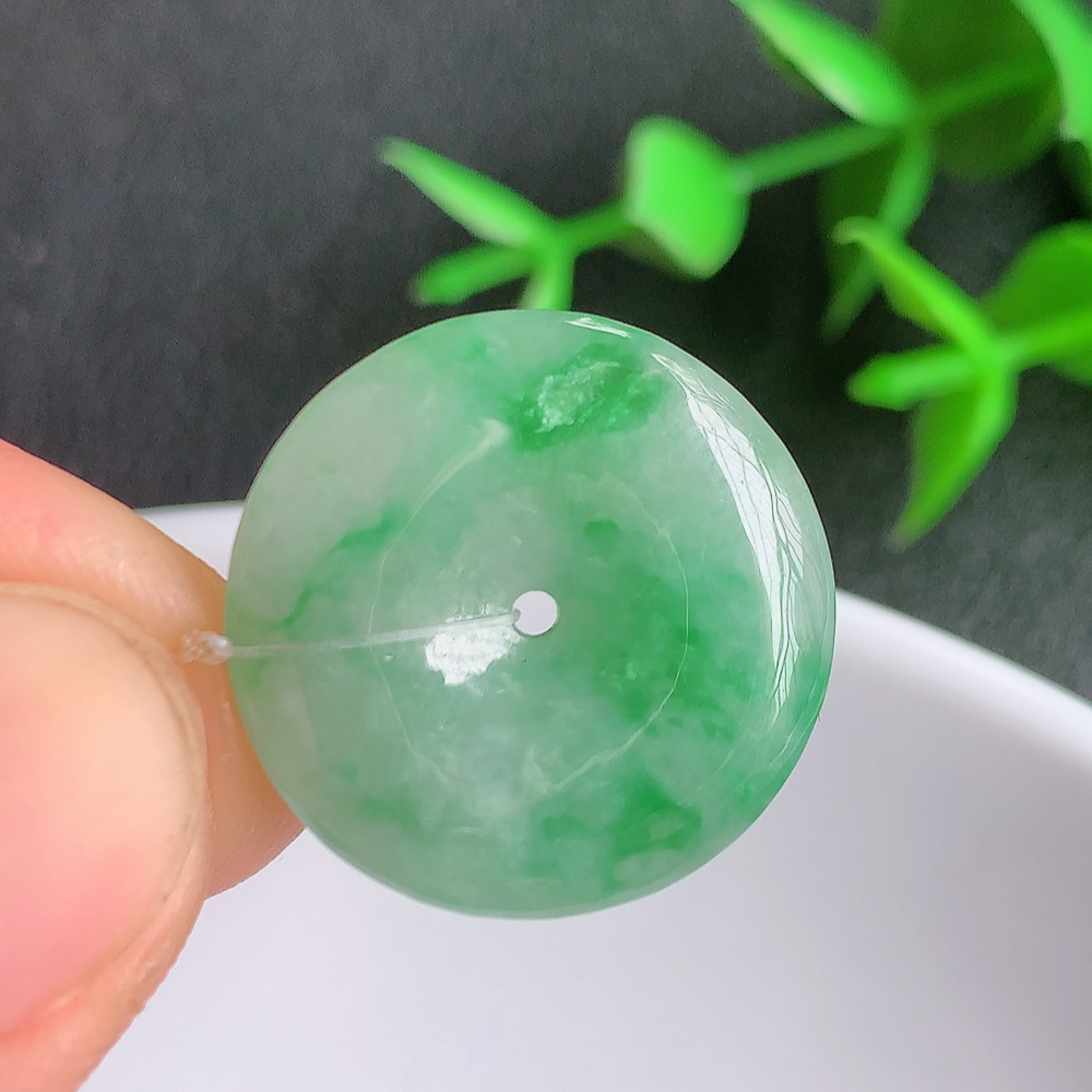 冰润飘绿平安扣吊坠，厚装饱满，冰润剔透，细腻水足，种质润泽，飘花灵动，佩戴优雅大气，W49.12  