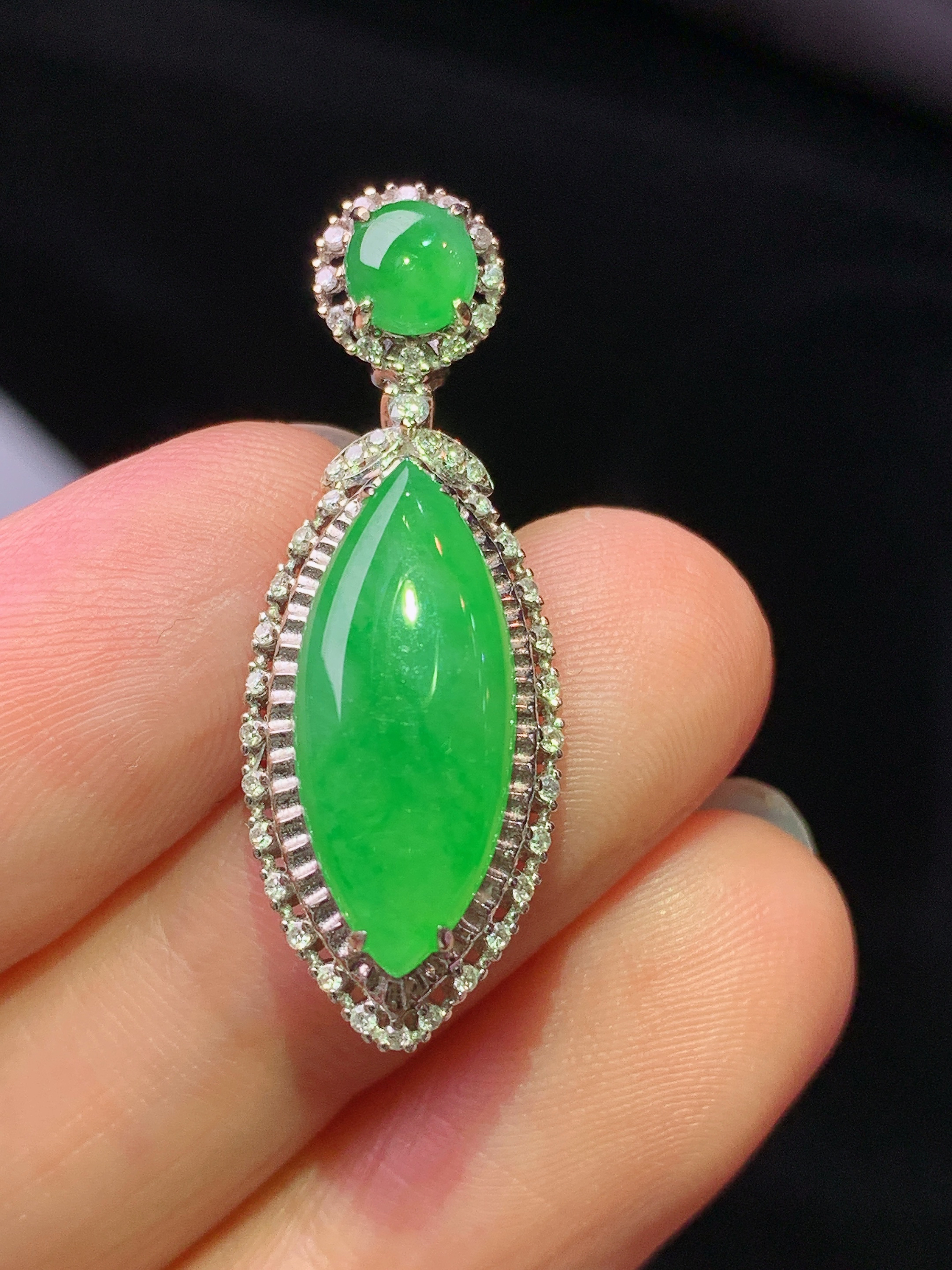 18k金钻镶嵌翠绿马眼吊坠 玉质细腻 色泽艳丽清新 水润亮眼 整体尺寸31*11.3*7j2