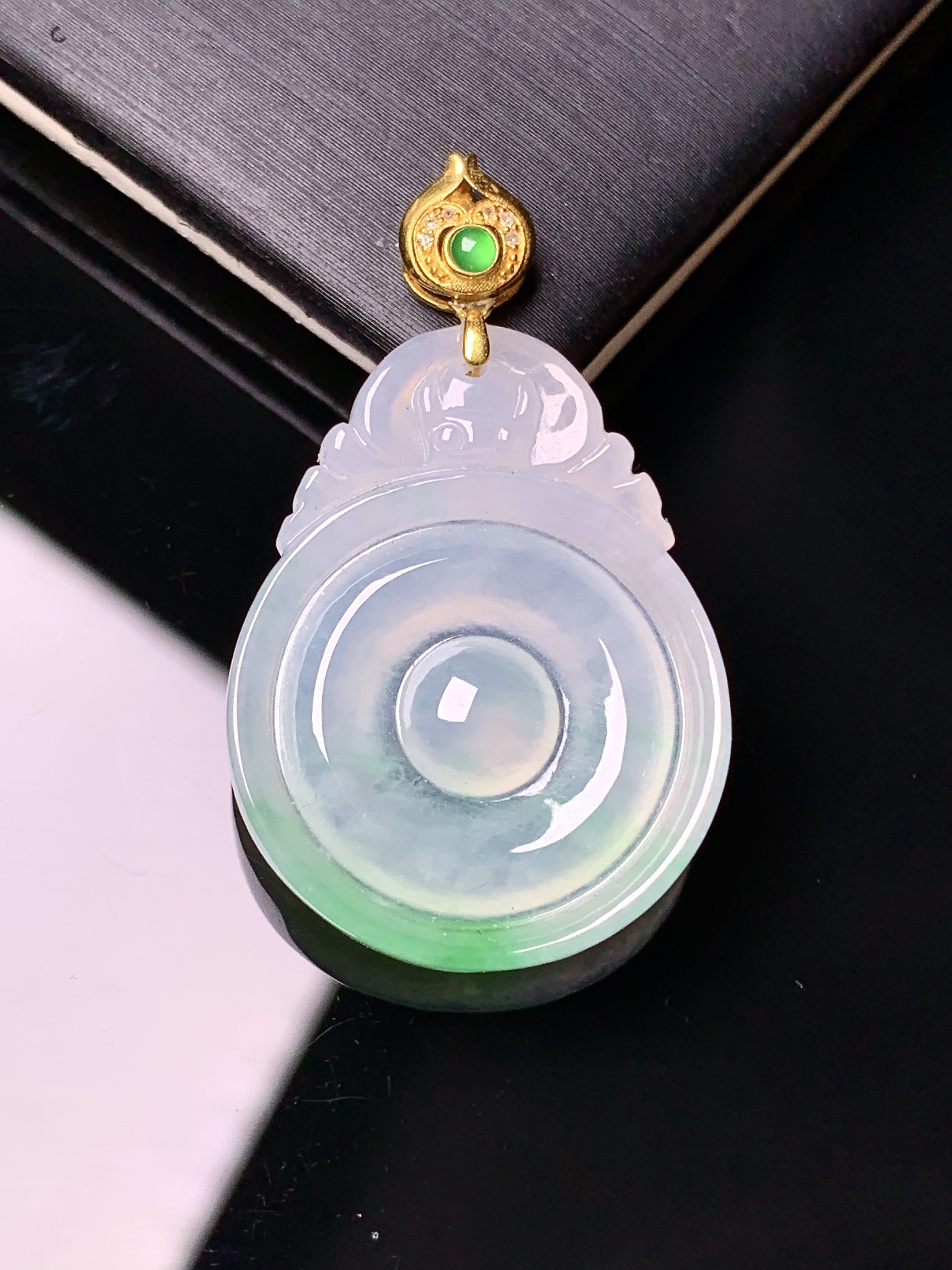 18k金钻镶嵌飘绿福在眼前吊坠 玉质细腻 色泽艳丽清新 水润亮眼 整体尺寸35*21*3.6c5