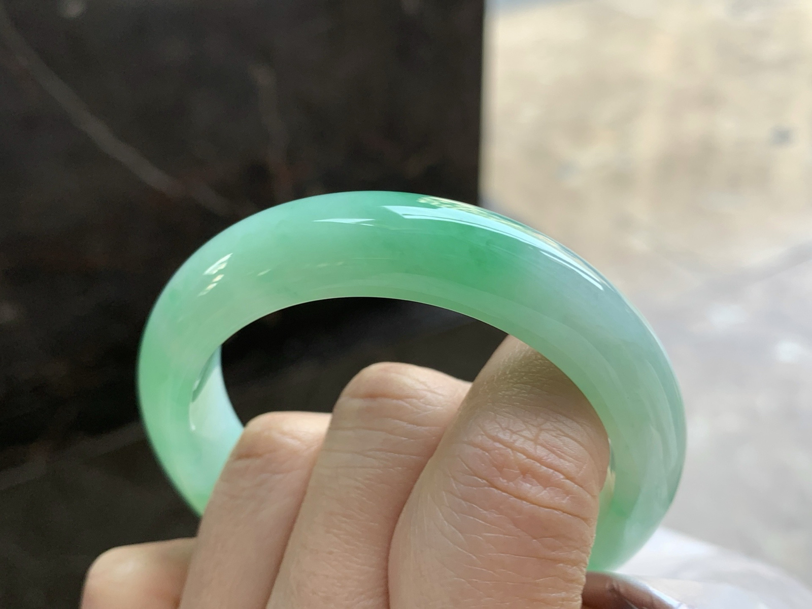 50.5-12.3-8

晴绿手镯^_^玉质温润 细腻