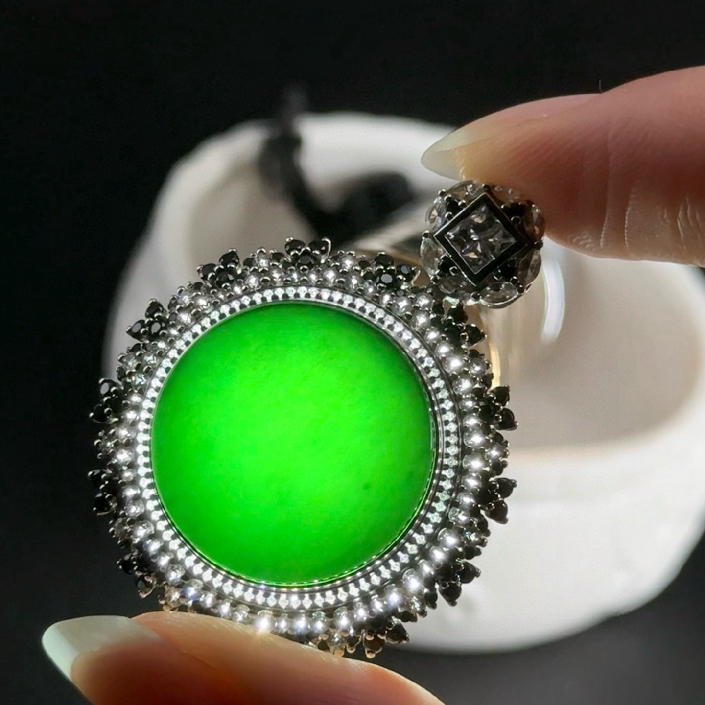 精品18k墨翠圆牌吊坠 种好色正 黑度极好 打灯通透 油性十足 尺寸40.2