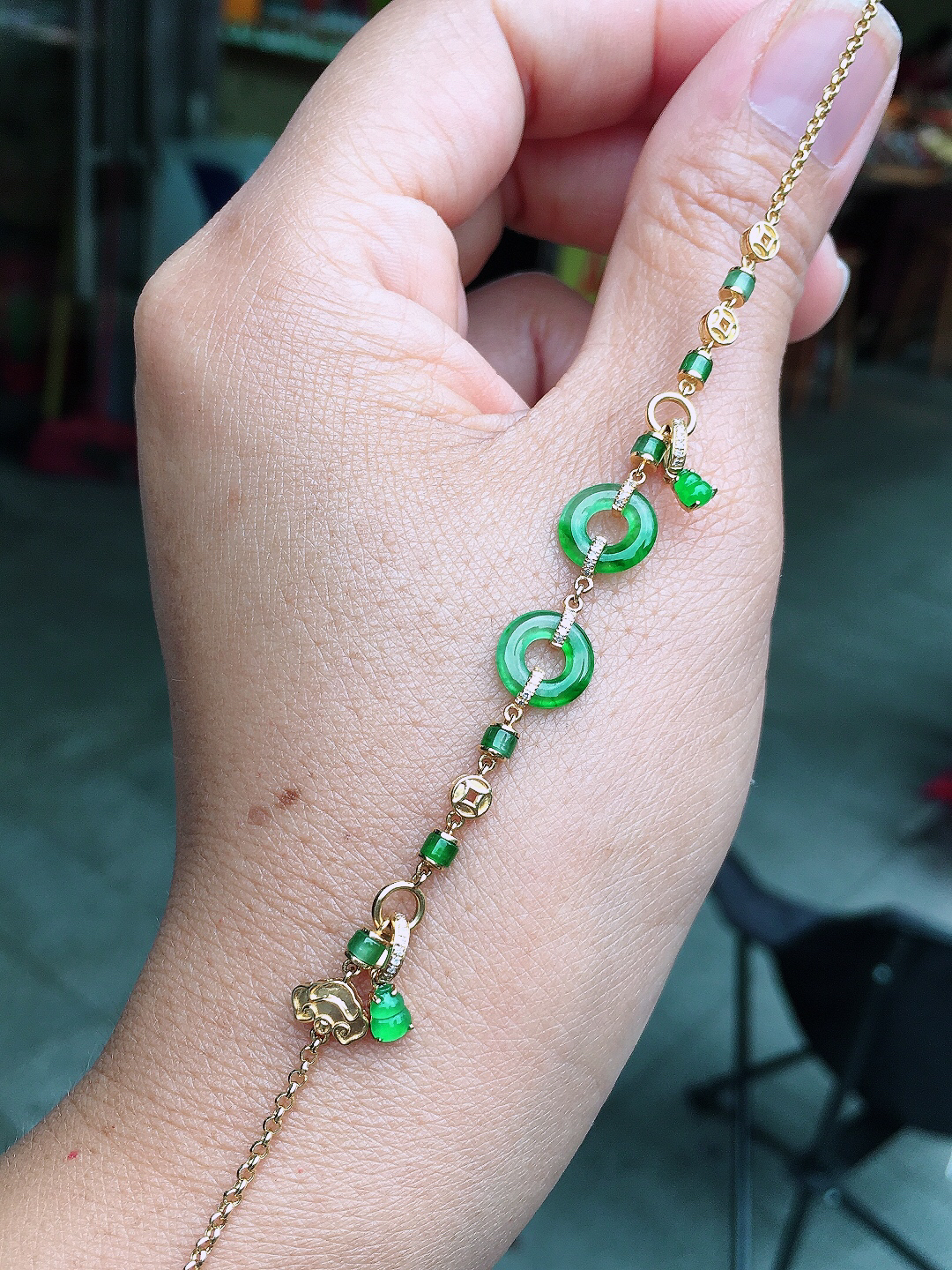 阳绿平安扣手链，色泽均匀艳丽，玉质细腻，荧光感超
强，饱满圆润，尽显优雅气质，18k
金豪华镶嵌