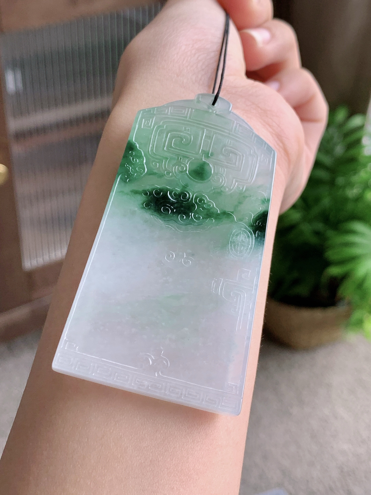 【裸石】冰飘绿花仿古牌无事牌吊坠
【说明】缅料 性价比高  
【尺寸】69.8-38-5.5