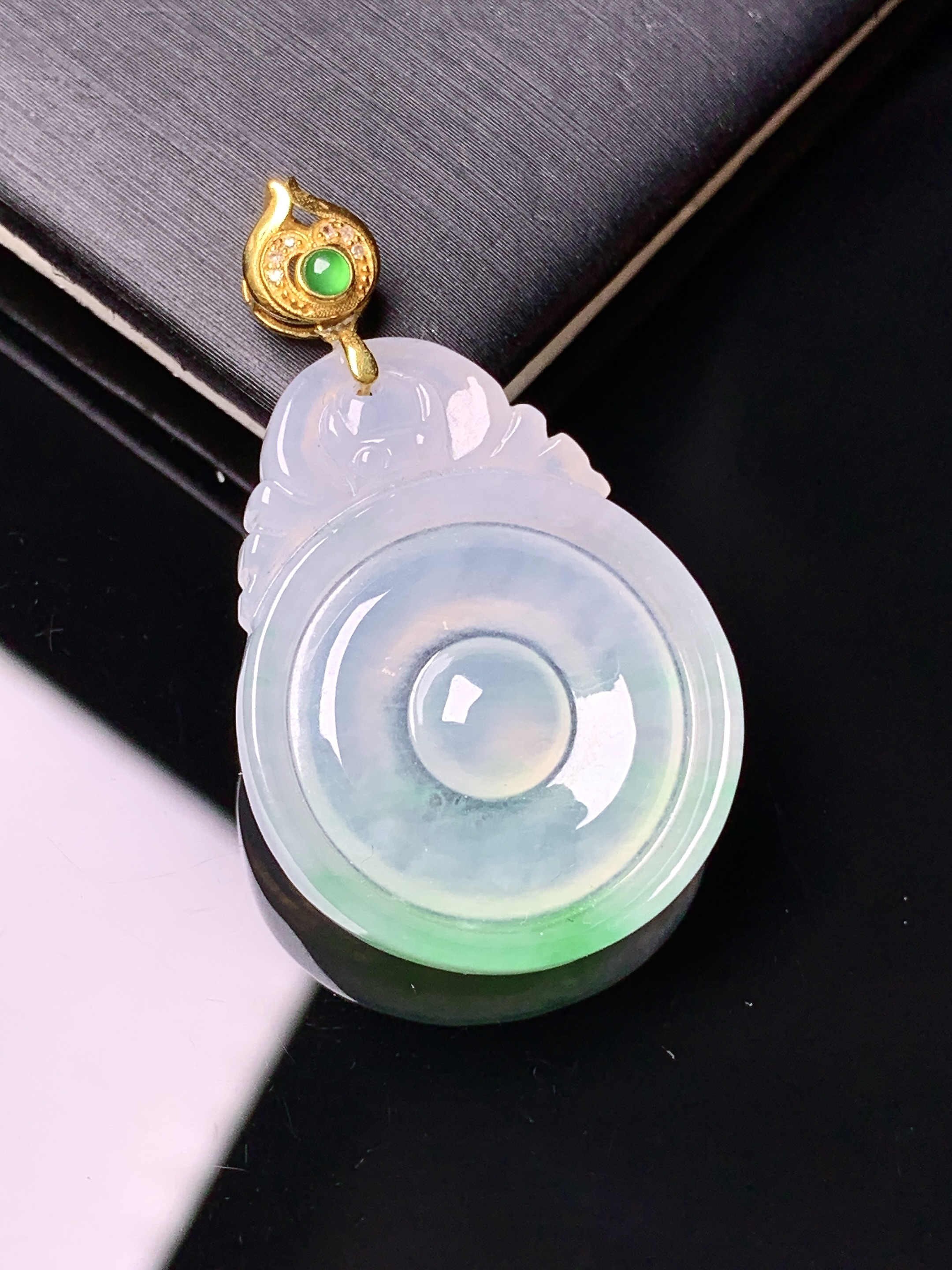 18k金钻镶嵌飘绿福在眼前吊坠 玉质细腻 色泽艳丽清新 水润亮眼 整体尺寸35*21*3.6c5