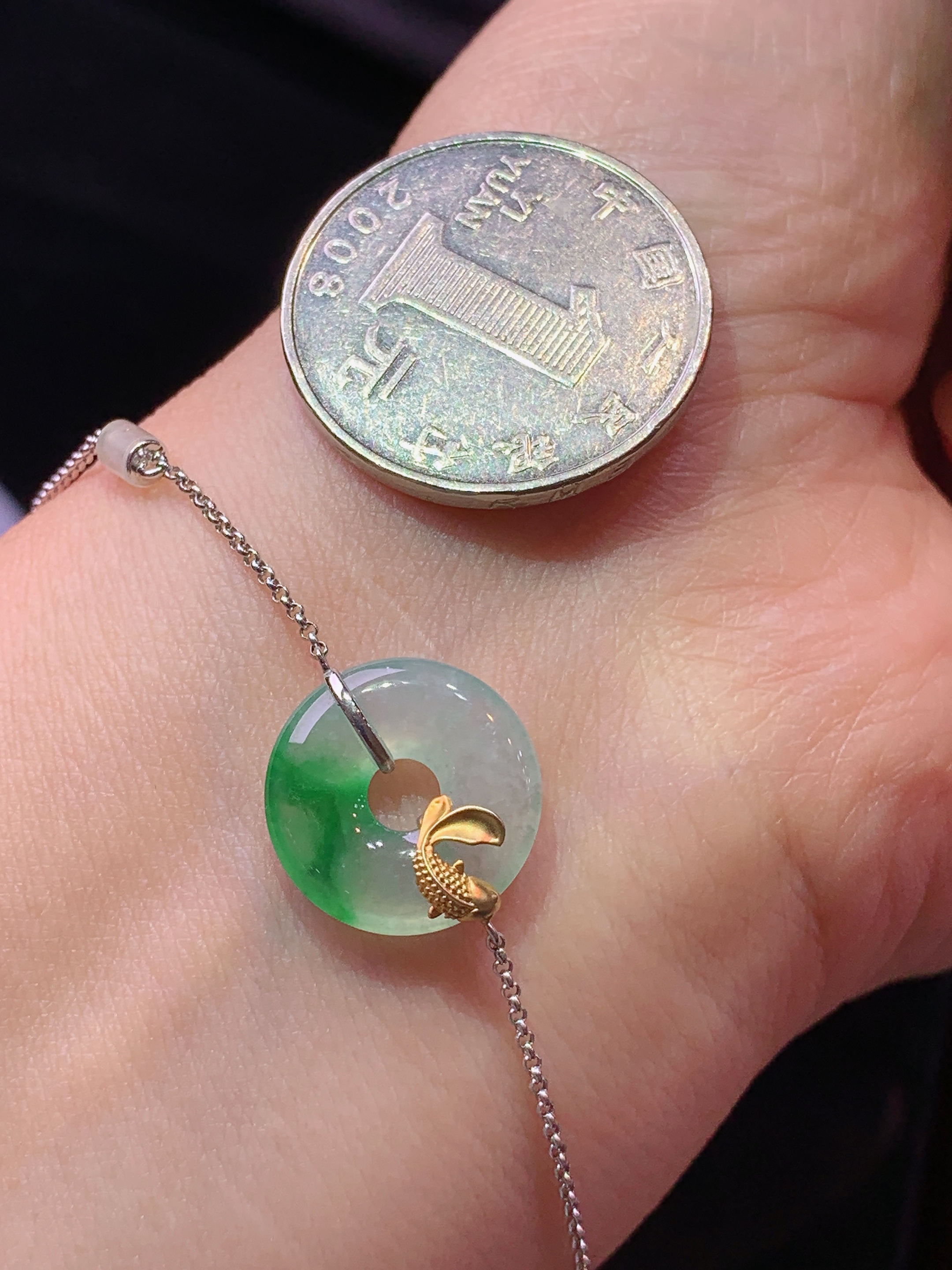 18k金镶嵌冰种飘绿平安扣手链 玉质细腻 色泽艳丽清新 水润亮眼 整体尺寸15*3c5