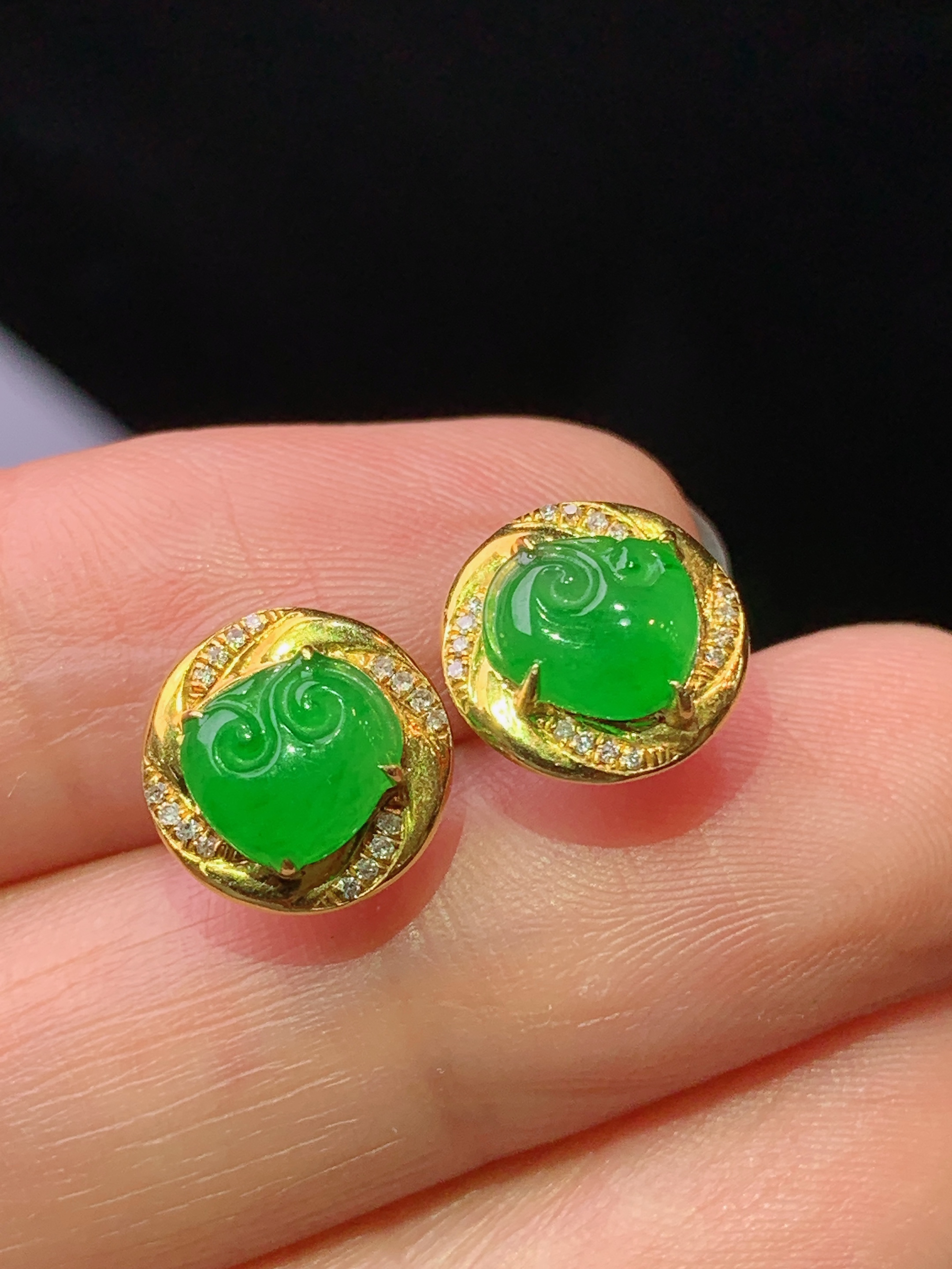 18k金钻镶嵌翠绿如意耳钉 玉质细腻 色泽艳丽清新 水润亮眼 整体尺寸9.8*3yz