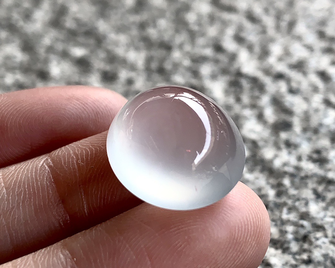 ️ 高冰蛋面，起荧起胶，肉眼不见棉絮，仅余一汪清冽冰湖在戒面荡漾  
尺寸16.8×15×9.8