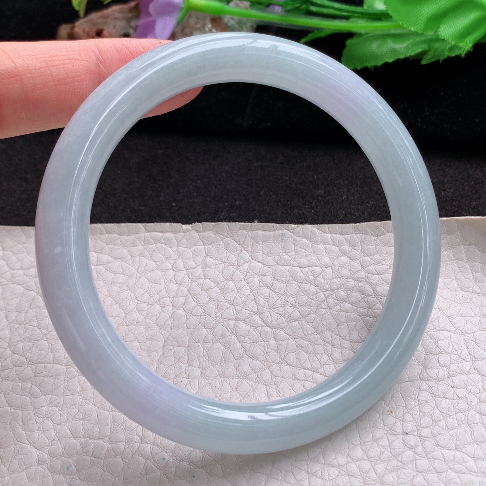 js大圈口64*9.5美人镯 天然翡翠a货手镯浅绿胶感圆条正圈玉镯子