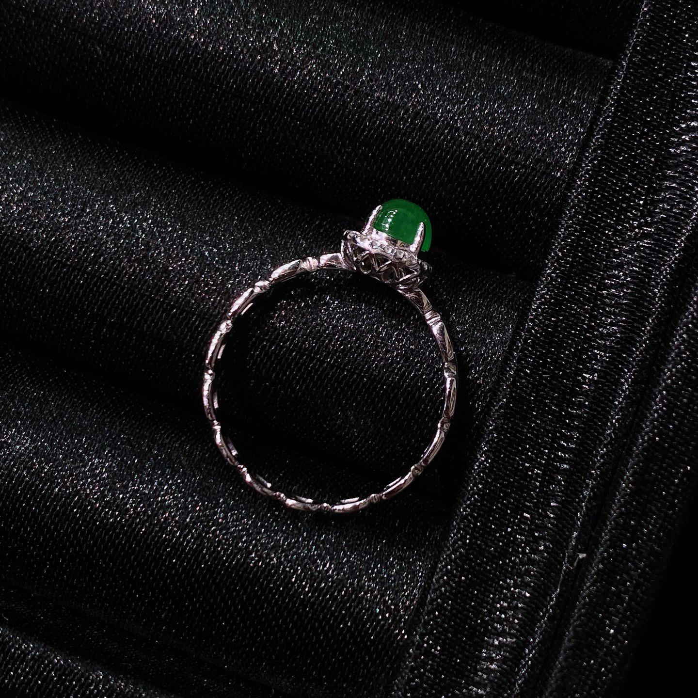 冰阳绿蛋面戒指
色泽浓郁鲜亮，圆润饱满
18k金镶嵌，简镶真的很耐看～
