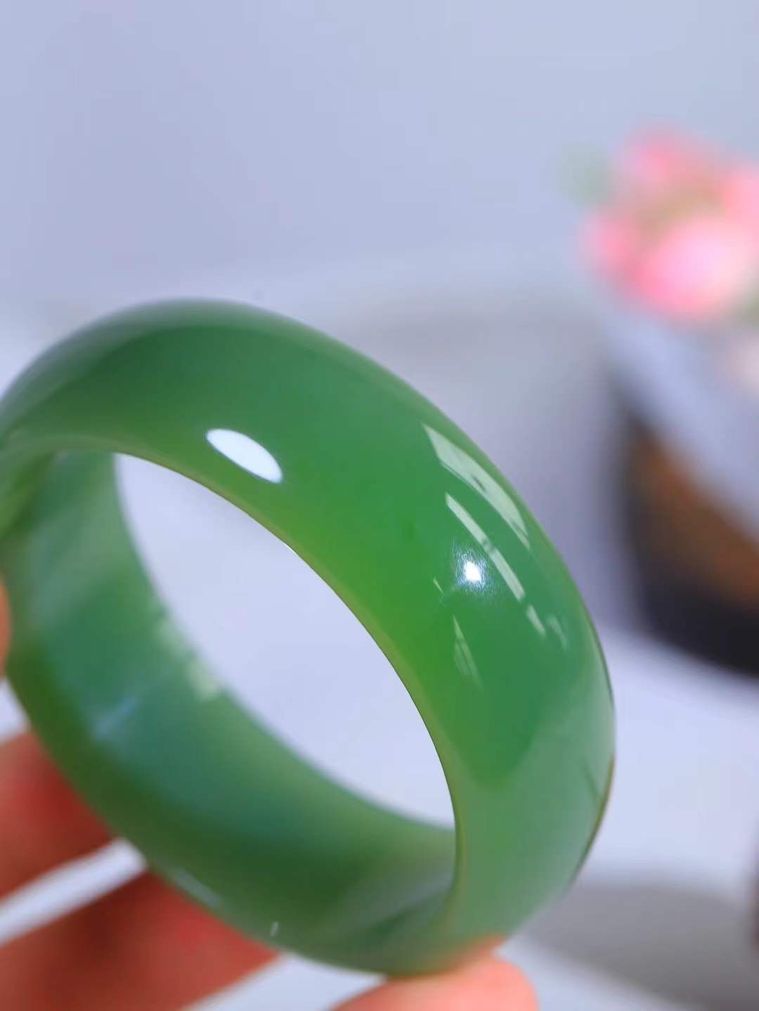 （碧色荡漾.手镯）

收藏级臻品和田玉碧玉手镯，灼灼其华想像靓妆淡伫 ，腕间绿意跳脱冰壶莹，坐间静对，姑射仙姿潇洒处，艳冶最奇料子油润滋腻镯型饱满，手感上佳。重87克   内径59.8mm尺寸22-7.7mm  24471113T