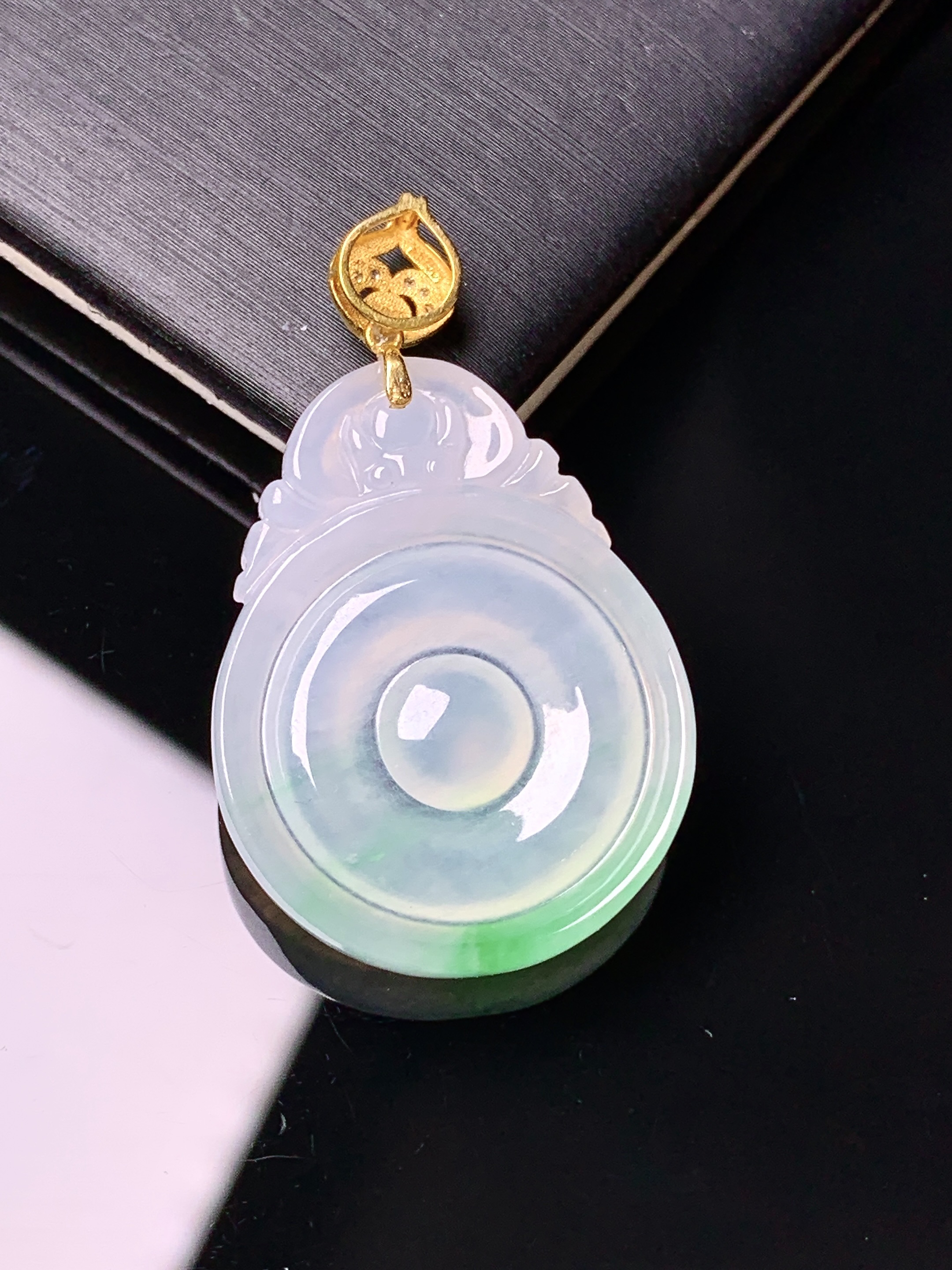 18k金钻镶嵌飘绿福在眼前吊坠 玉质细腻 色泽艳丽清新 水润亮眼 整体尺寸35*21*3.6c5