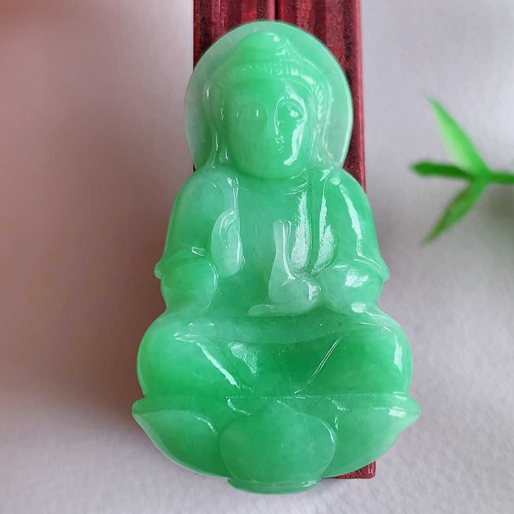 冰润满绿精雕观音吊坠，法相端庄大气，工艺精湛，种色浓郁，细腻饱满冰润，种老水足，收藏佳品，佩戴大气 
