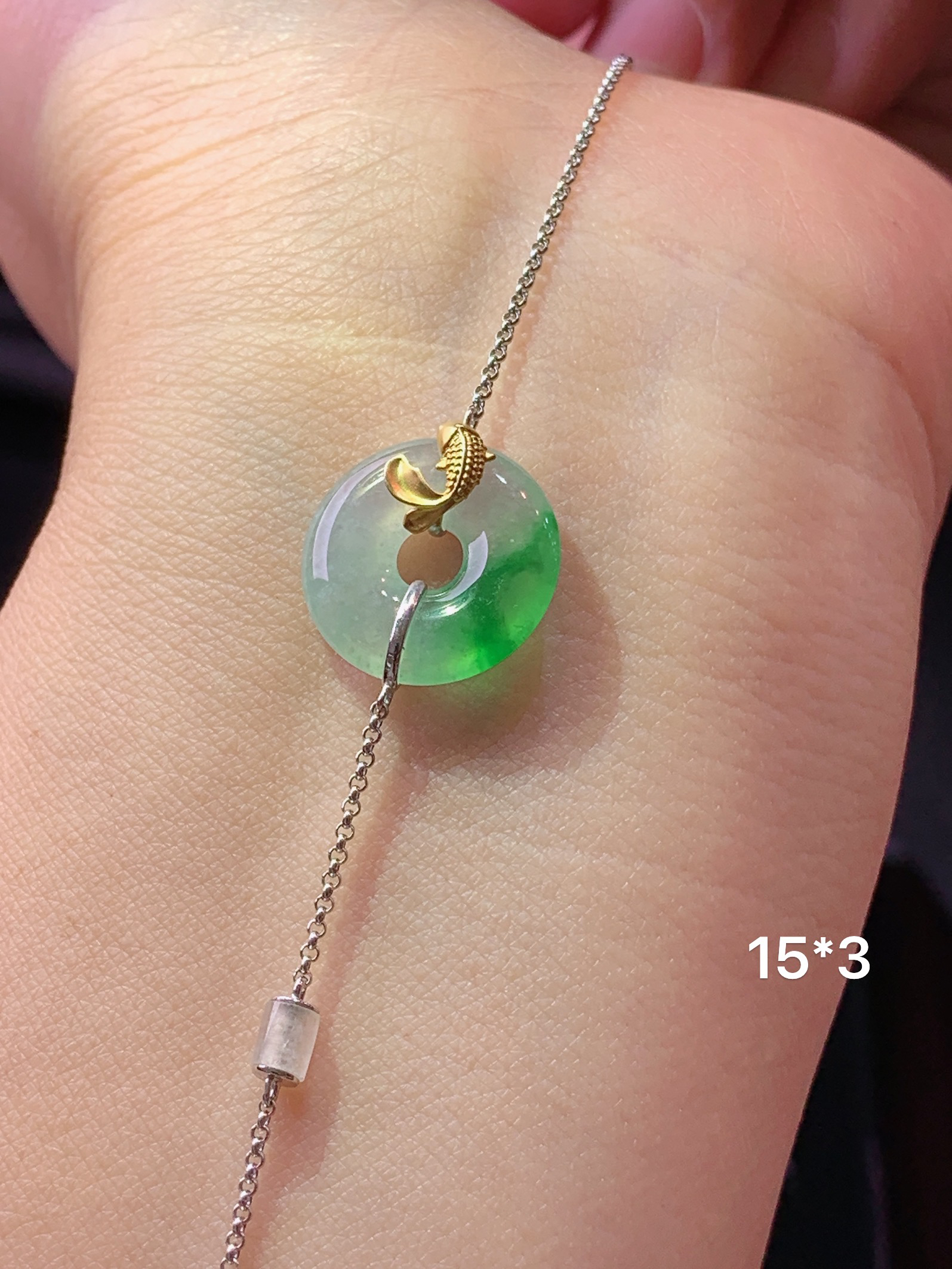 18k金镶嵌冰种飘绿平安扣手链 玉质细腻 色泽艳丽清新 水润亮眼 整体尺寸15*3c5