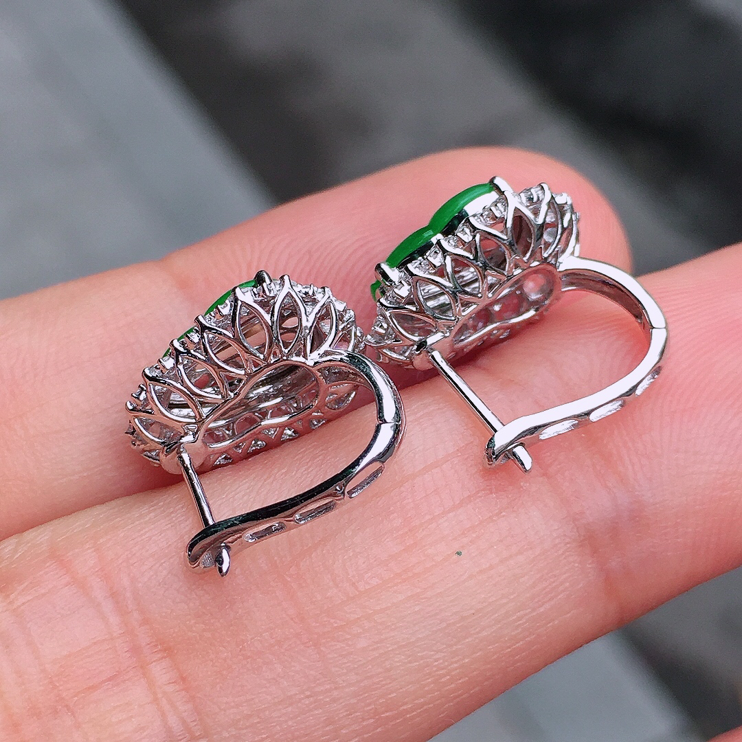 阳绿葫芦耳钉，色泽均匀艳丽，玉质细腻，荧光感超
强，饱满圆润，尽显优雅气质，18k
金豪华镶嵌