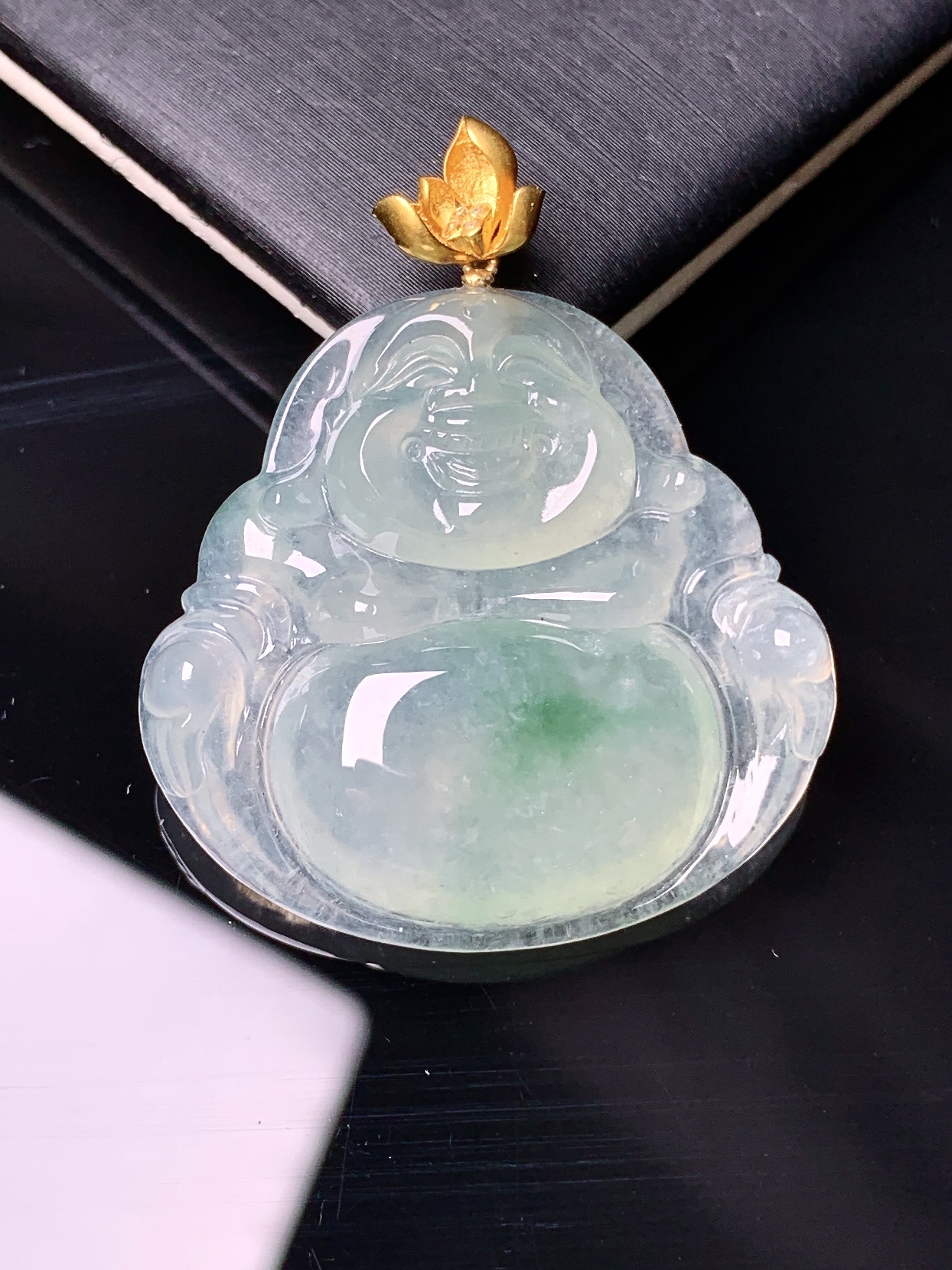 18k金镶嵌冰种飘绿佛公吊坠 玉质细腻 色泽艳丽清新 水润亮眼 整体尺寸37*31*6.2d1